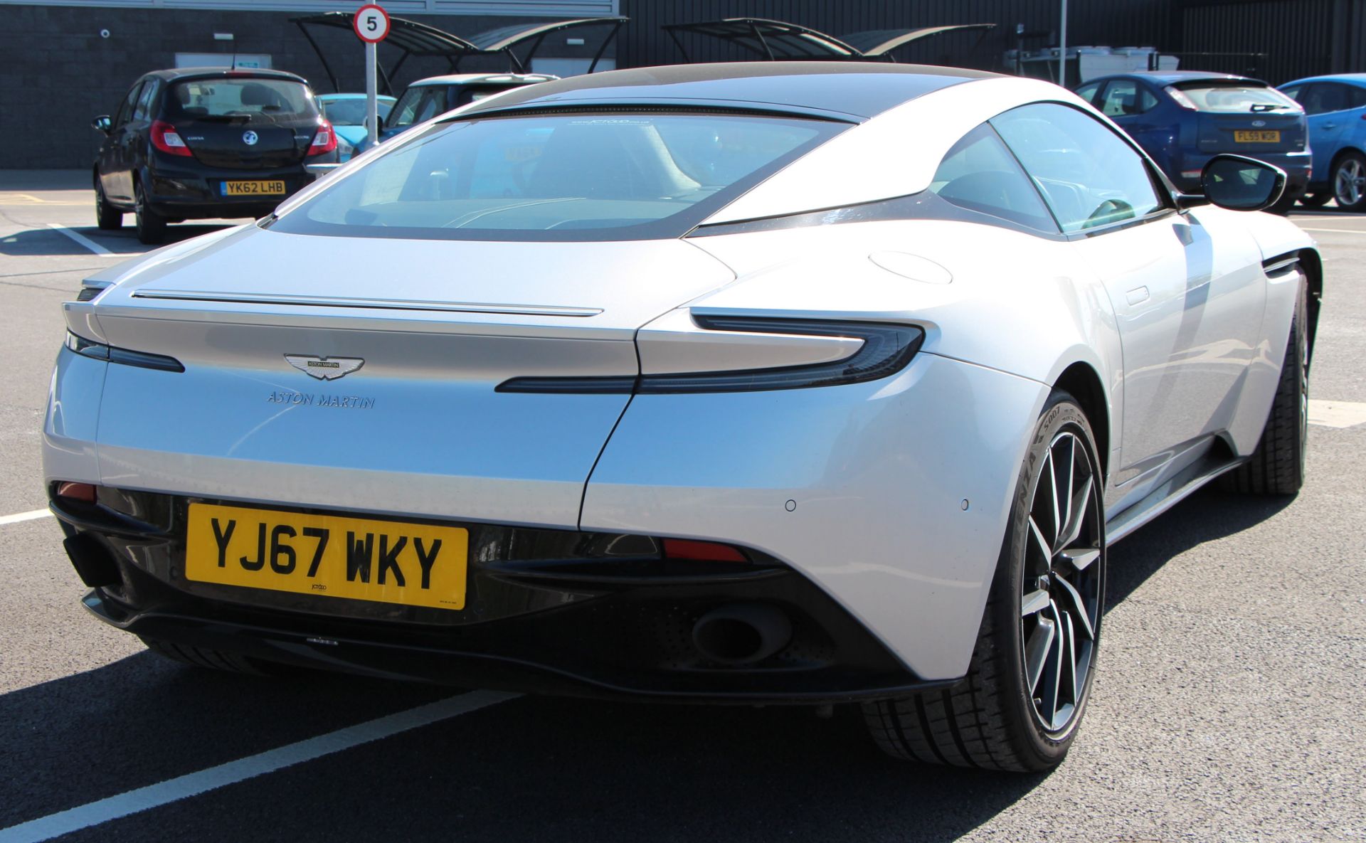 ASTON MARTIN DB11 V8 AUTOMATIC (3982cc) COUPE - 8 speed automatic - petrol - silver - dark - Image 31 of 68