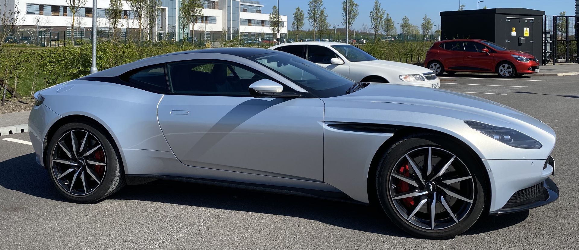 ASTON MARTIN DB11 V8 AUTOMATIC (3982cc) COUPE - 8 speed automatic - petrol - silver - dark - Image 38 of 68