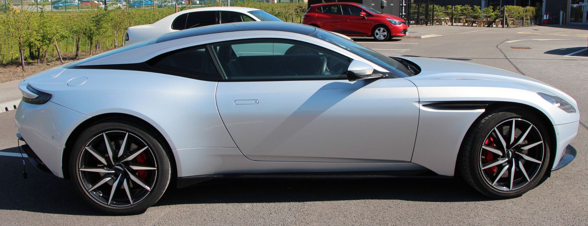 ASTON MARTIN DB11 V8 AUTOMATIC (3982cc) COUPE - 8 speed automatic - petrol - silver - dark - Image 28 of 68