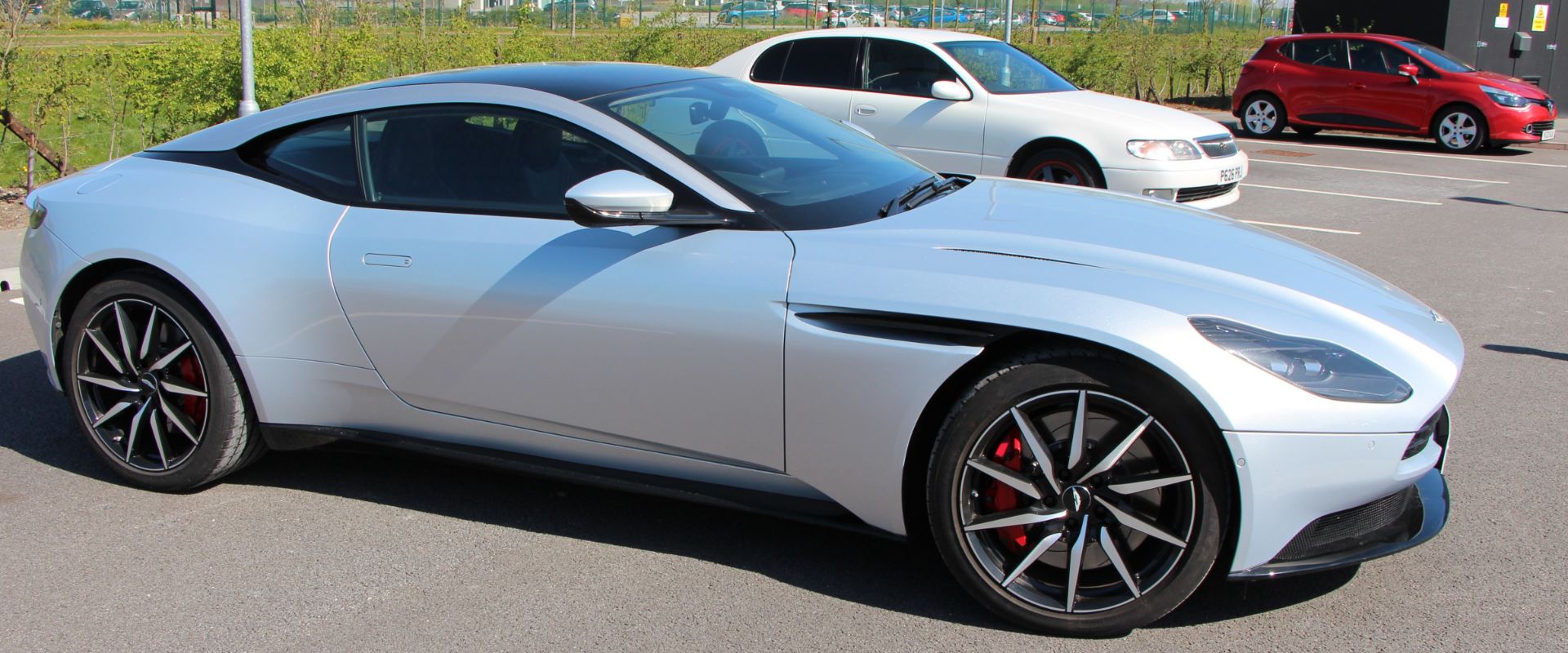 ASTON MARTIN DB11 V8 AUTOMATIC (3982cc) COUPE - 8 speed automatic - petrol - silver - dark - Image 27 of 68