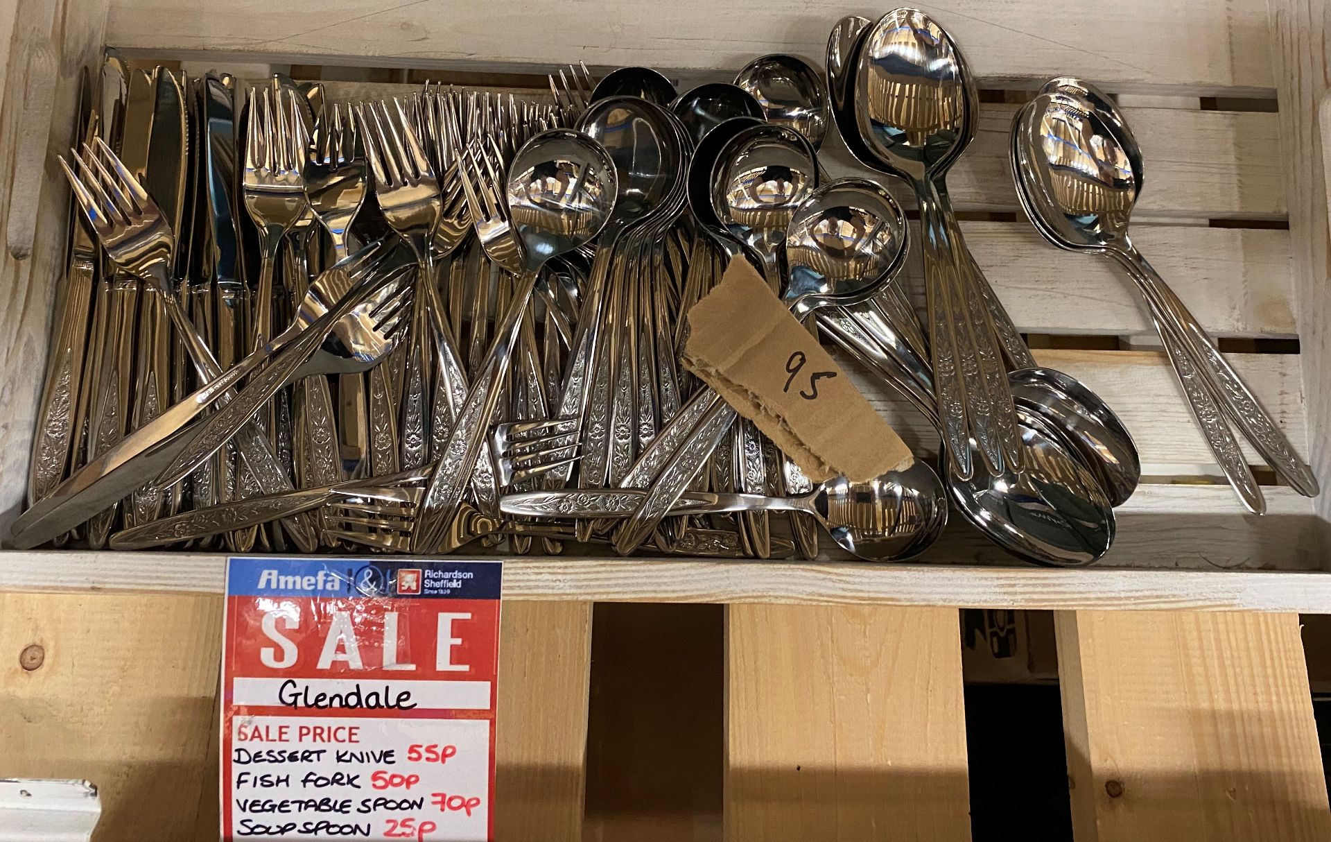 Contents to tray - 95 pieces of Glendale etc assorted cutlery