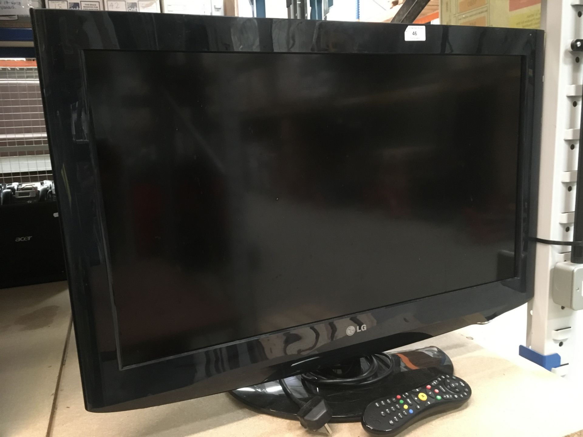 LG 32LD320 32" LCD TV - no remote control