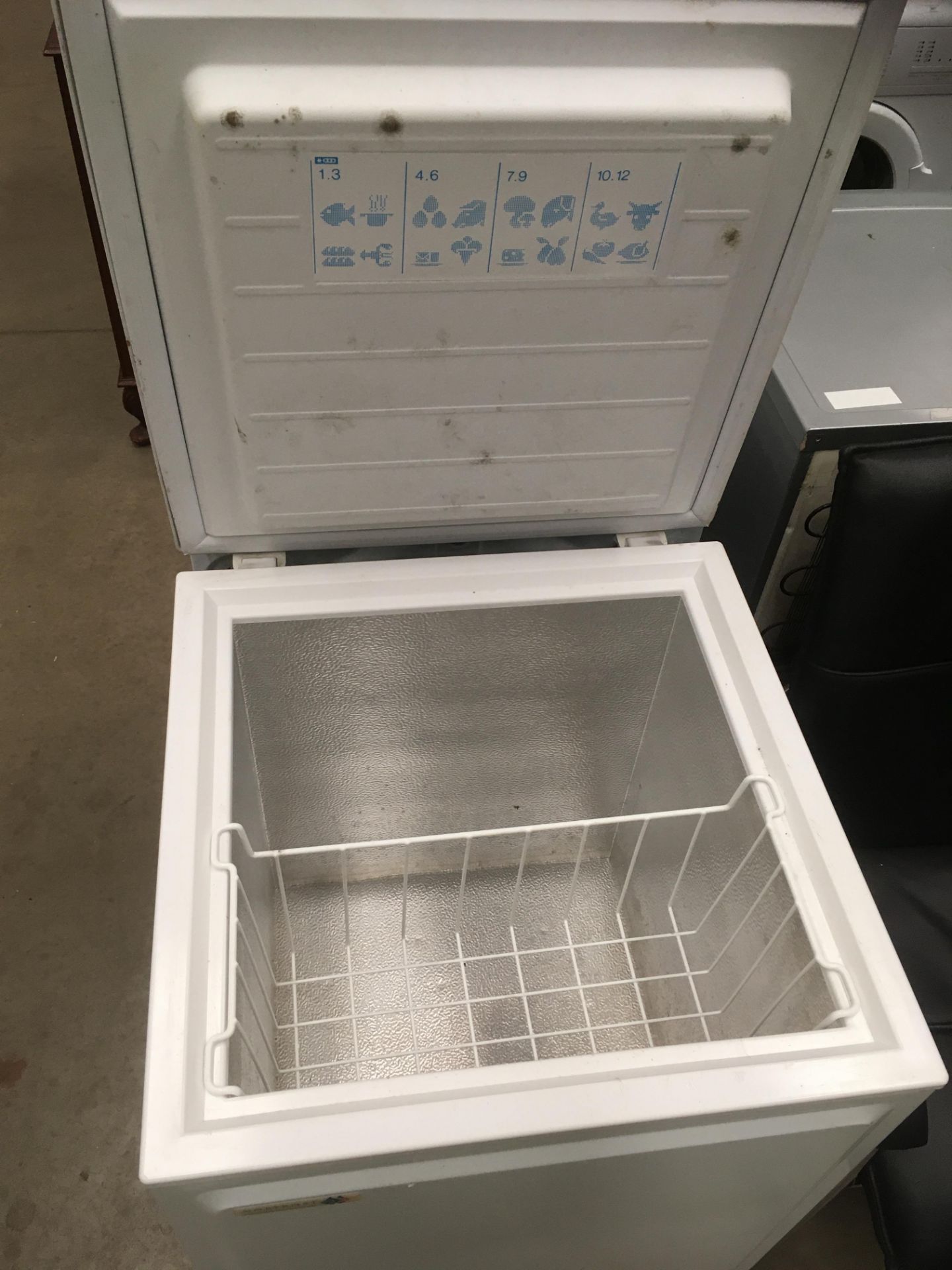 A Norfrost C4AEWC-7 lift top chest freezer - Image 2 of 2