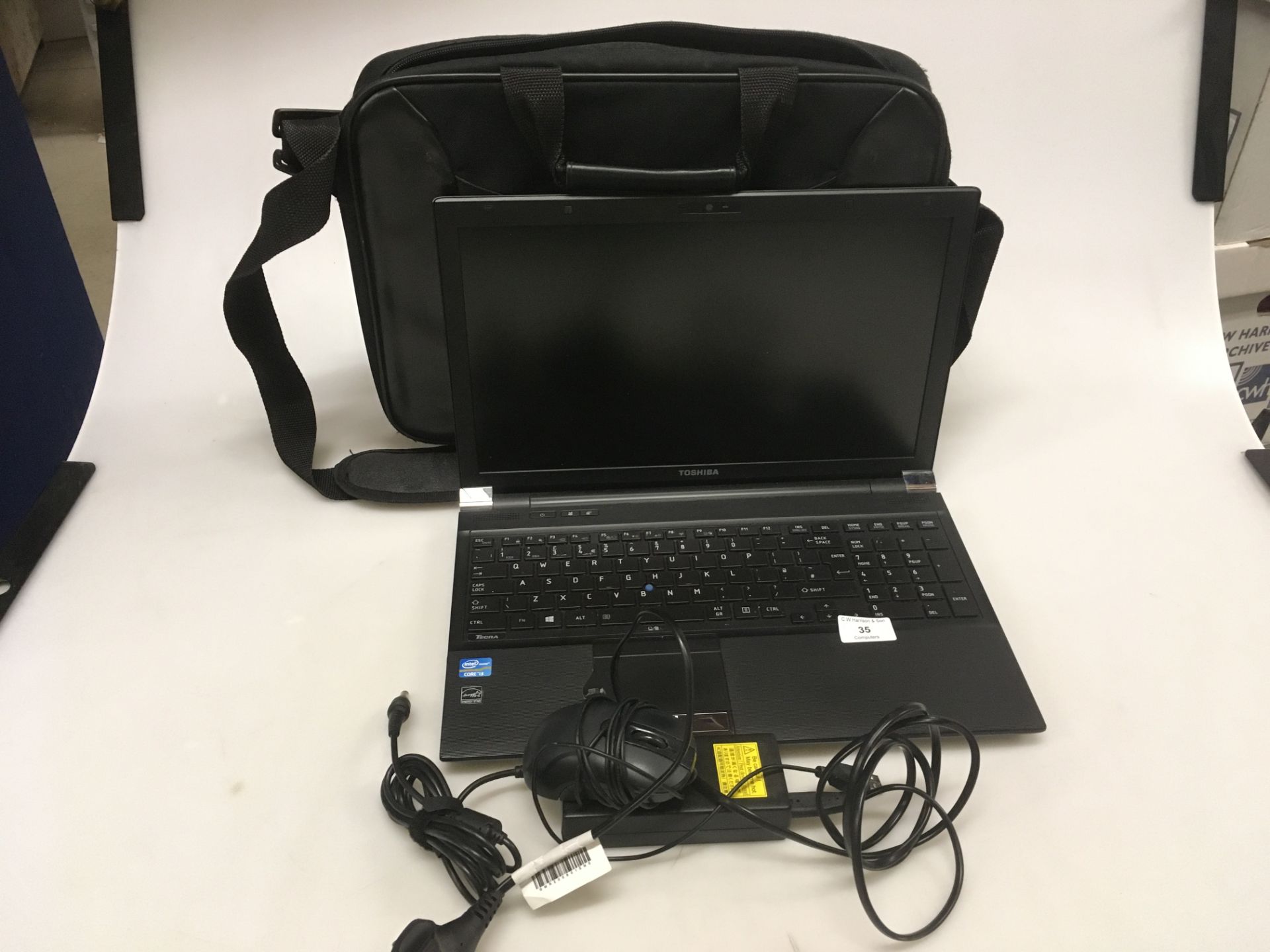 Toshiba Tecra R950-1EJ laptop computer with power adapter and bag