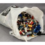 Contents to box - large quantity of assorted Lego pieces
