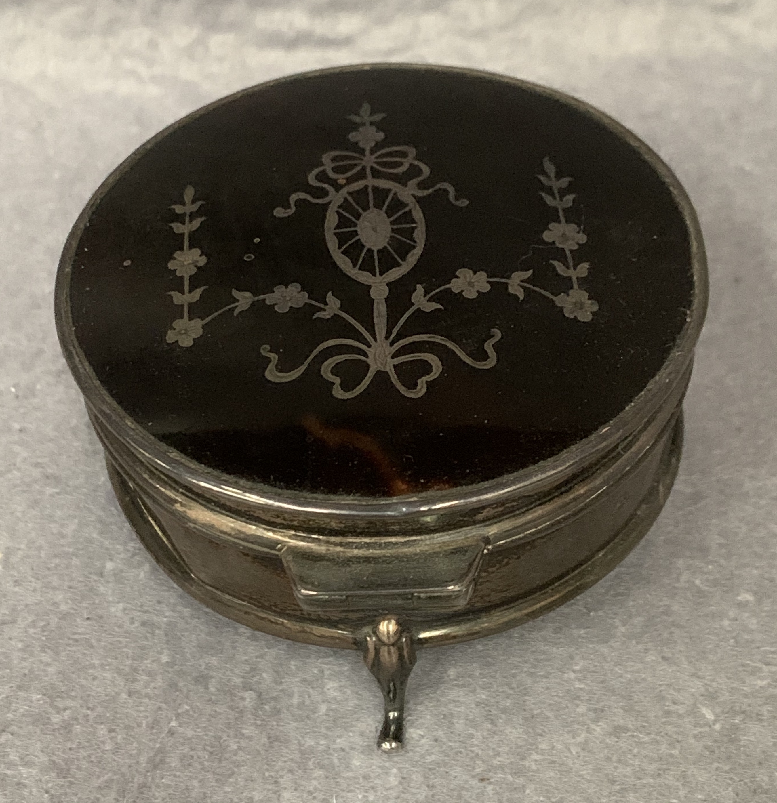 Contents to small box, silver dressing table tidy with glass liner and Bakelite lid, - Image 3 of 4