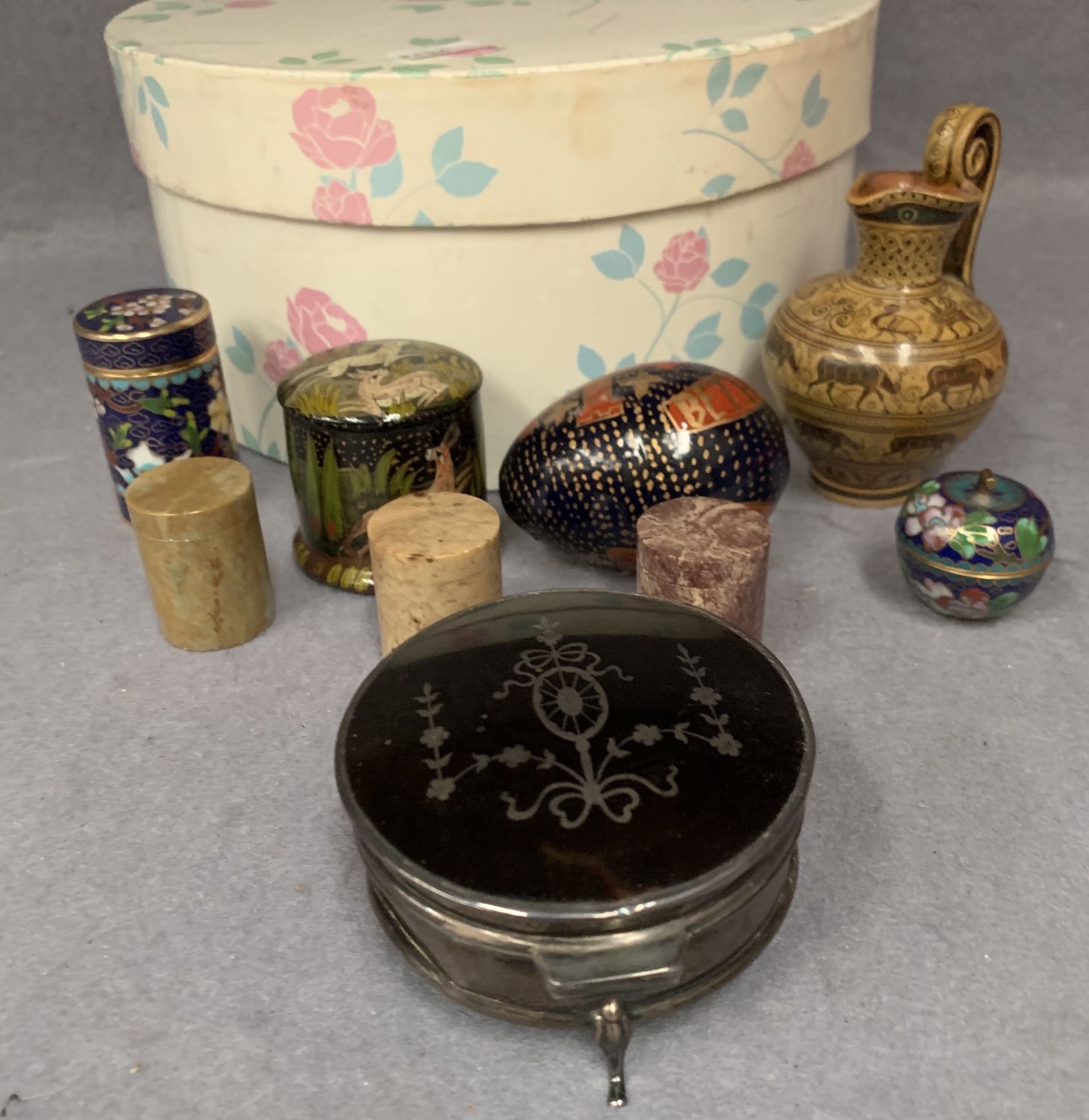 Contents to small box, silver dressing table tidy with glass liner and Bakelite lid, - Image 2 of 4