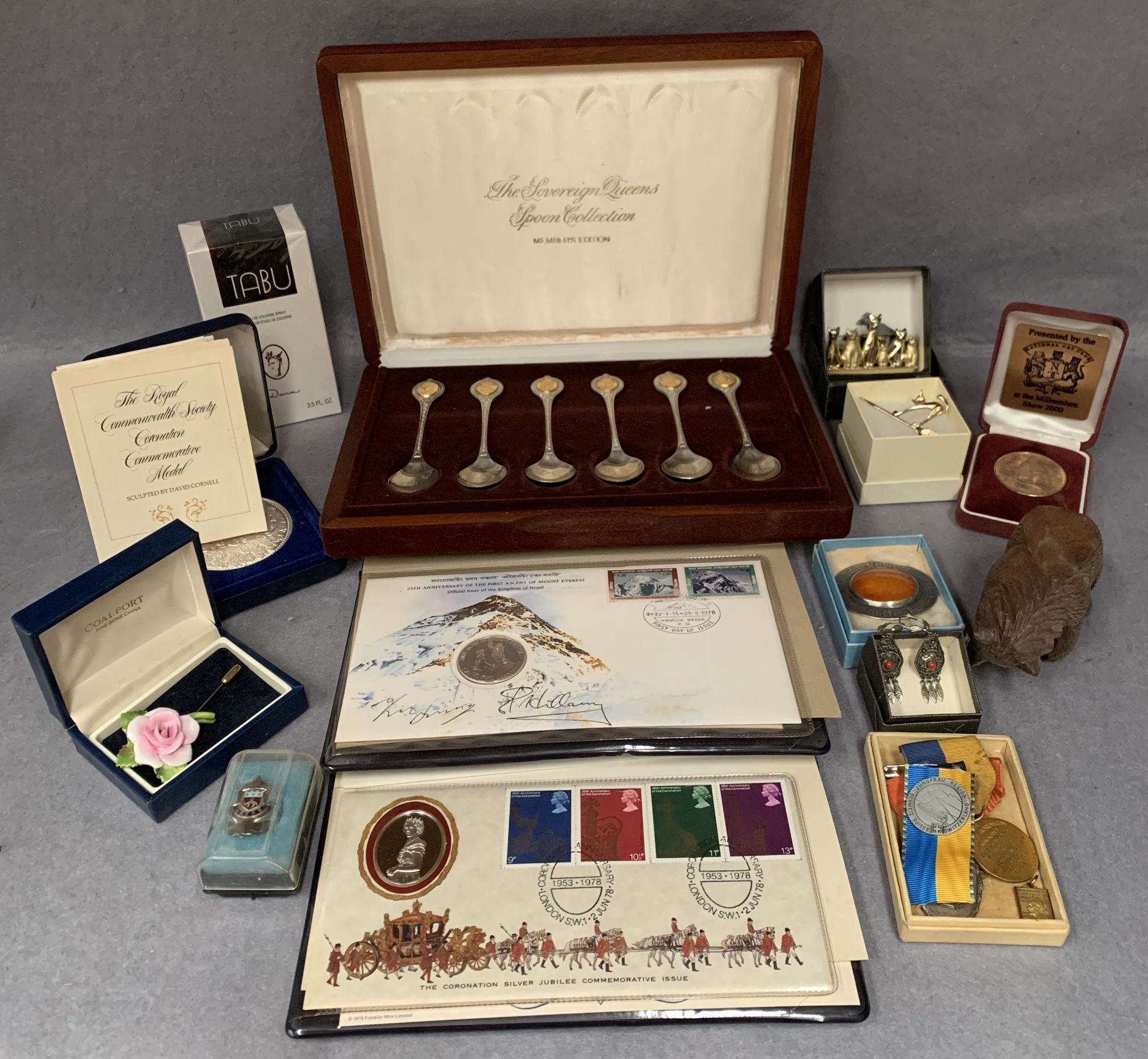 Contents to tray - a set of six silver sovereign Queens Spoon Collection Members Edition in case,