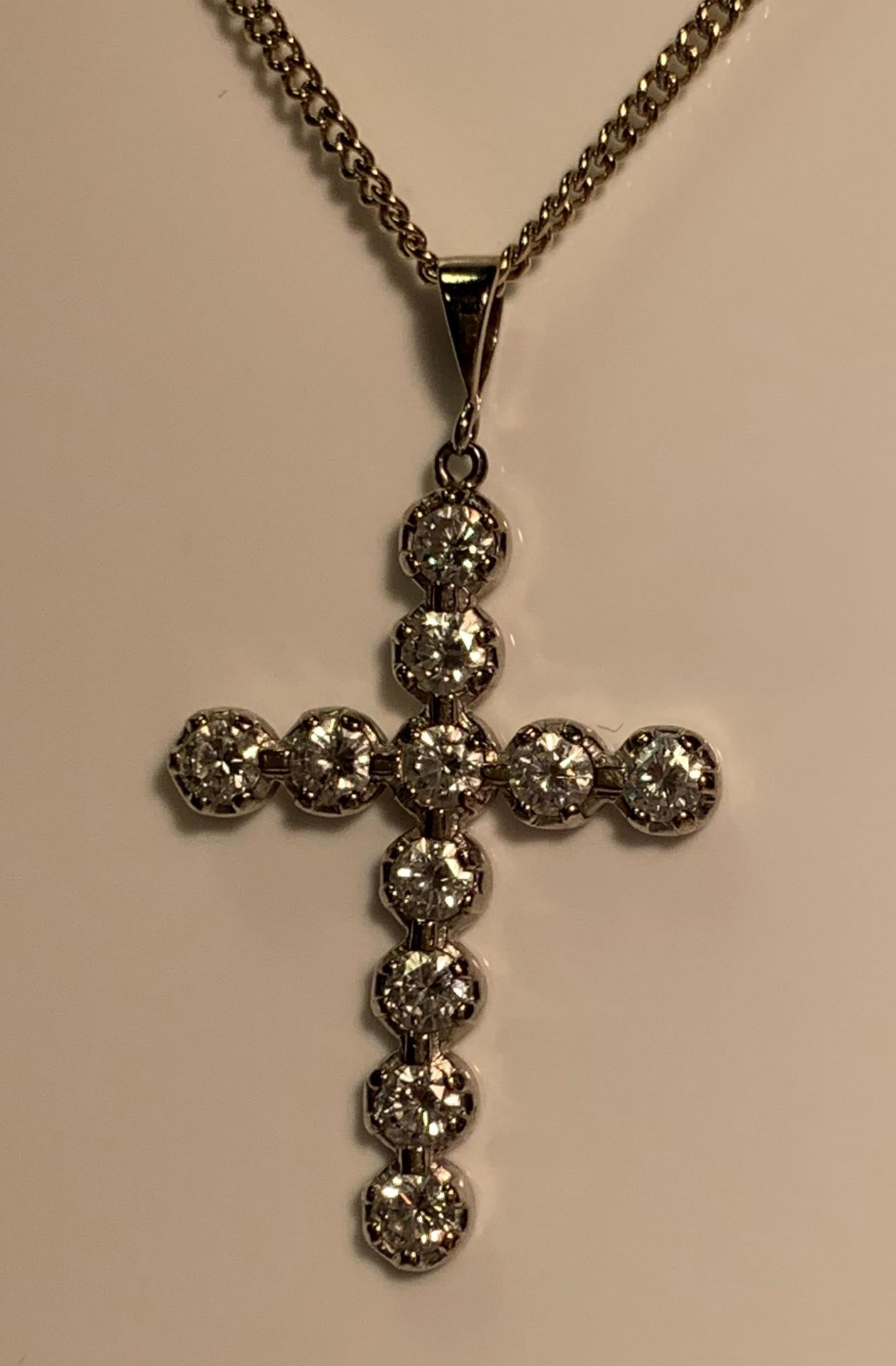 GOLD 18CT MODERN DIAMOND CROSS PENDANT Diamond: 11 stones, shape: Round Brilliant, Colour H/I, - Image 2 of 3