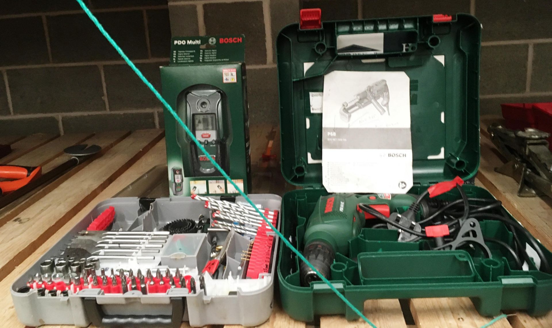 A Bosch PSB500RE 500w hammer drill 240v in carry case,