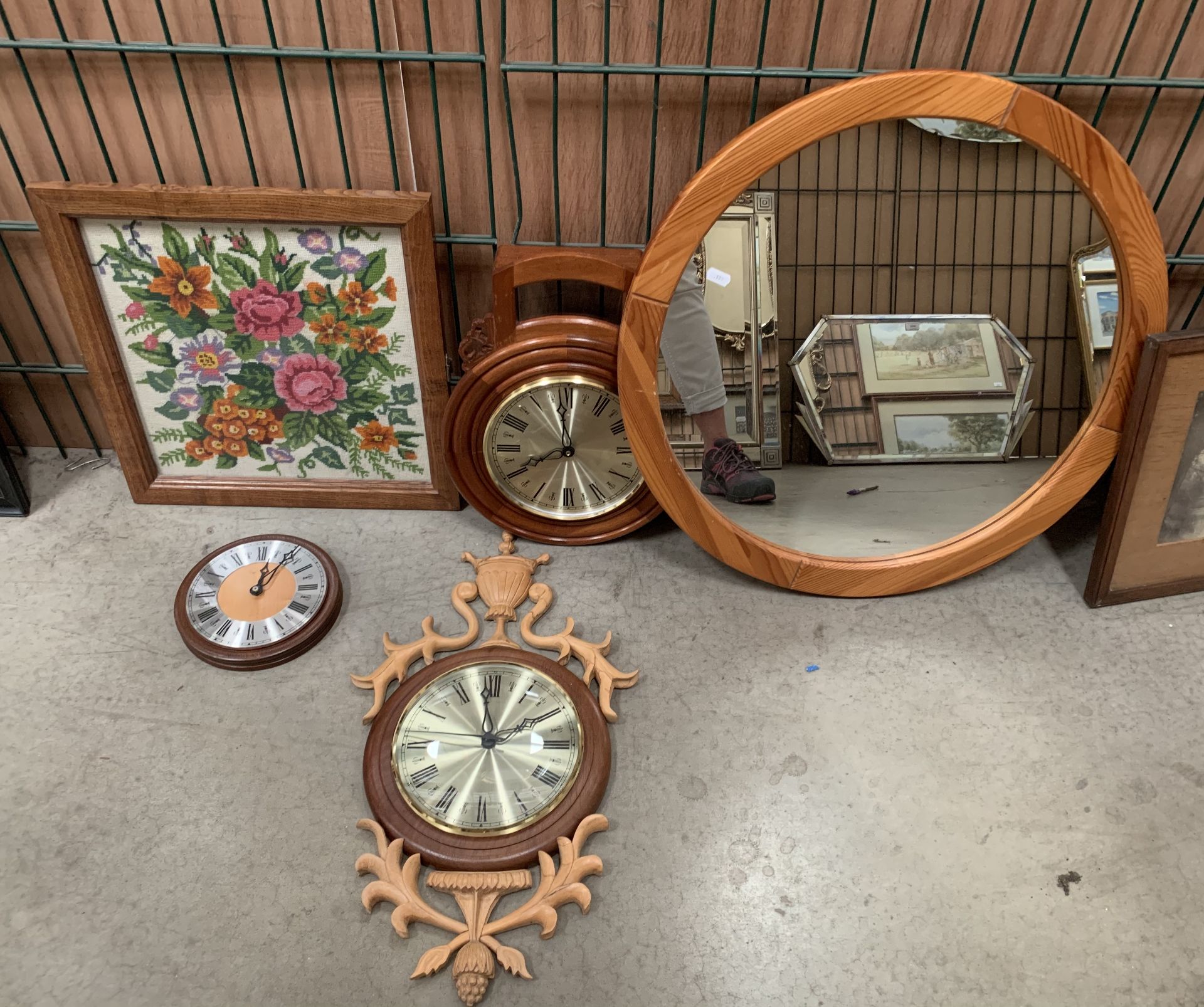 Gilt framed wall mirror, resin framed wall mirror decorated with field mouse, - Image 2 of 2