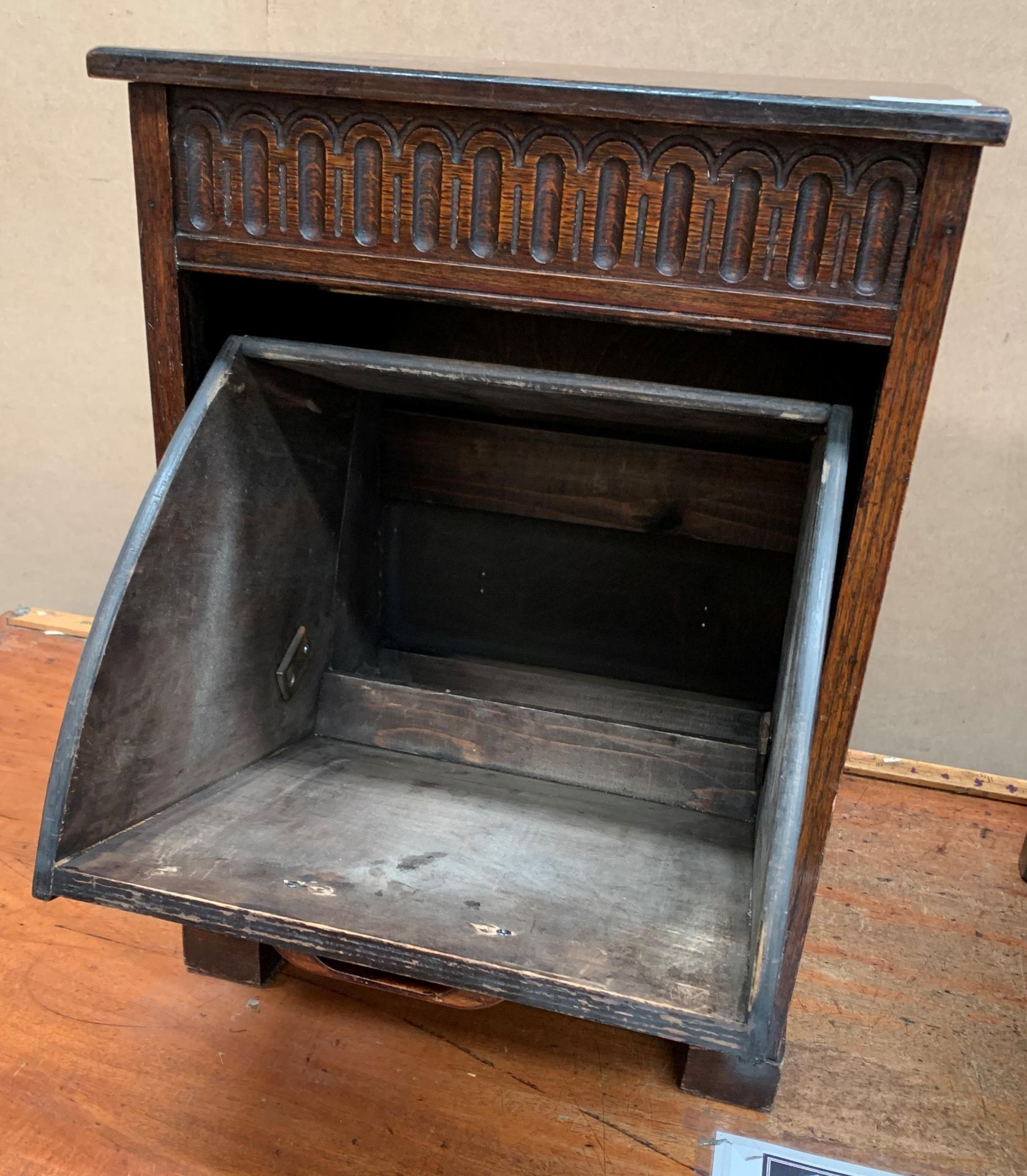 An oak coal box (no lead liner) - Image 2 of 2