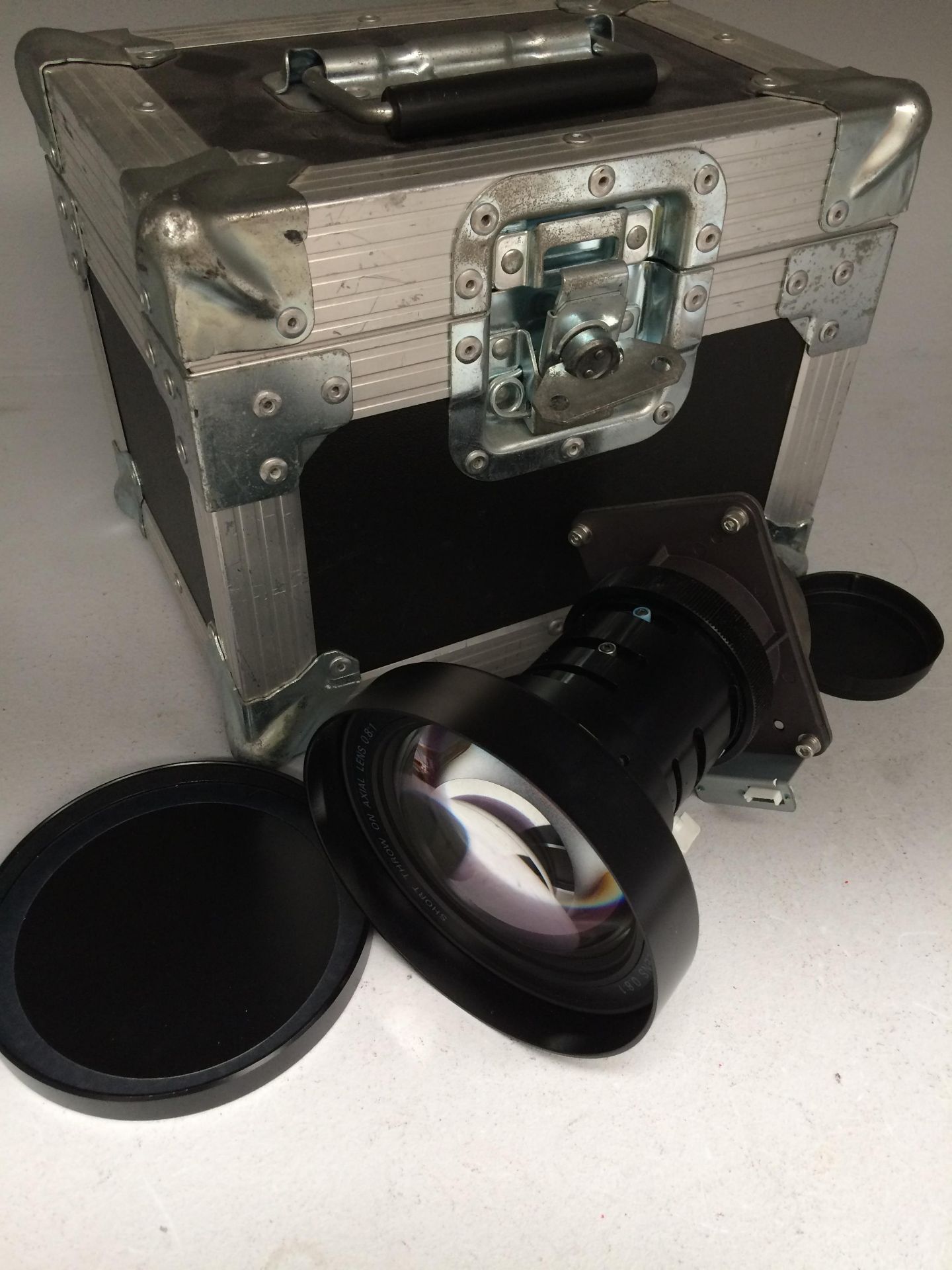 Short Throw on axial lens 08:1 complete with aluminium carrying case - Image 2 of 4