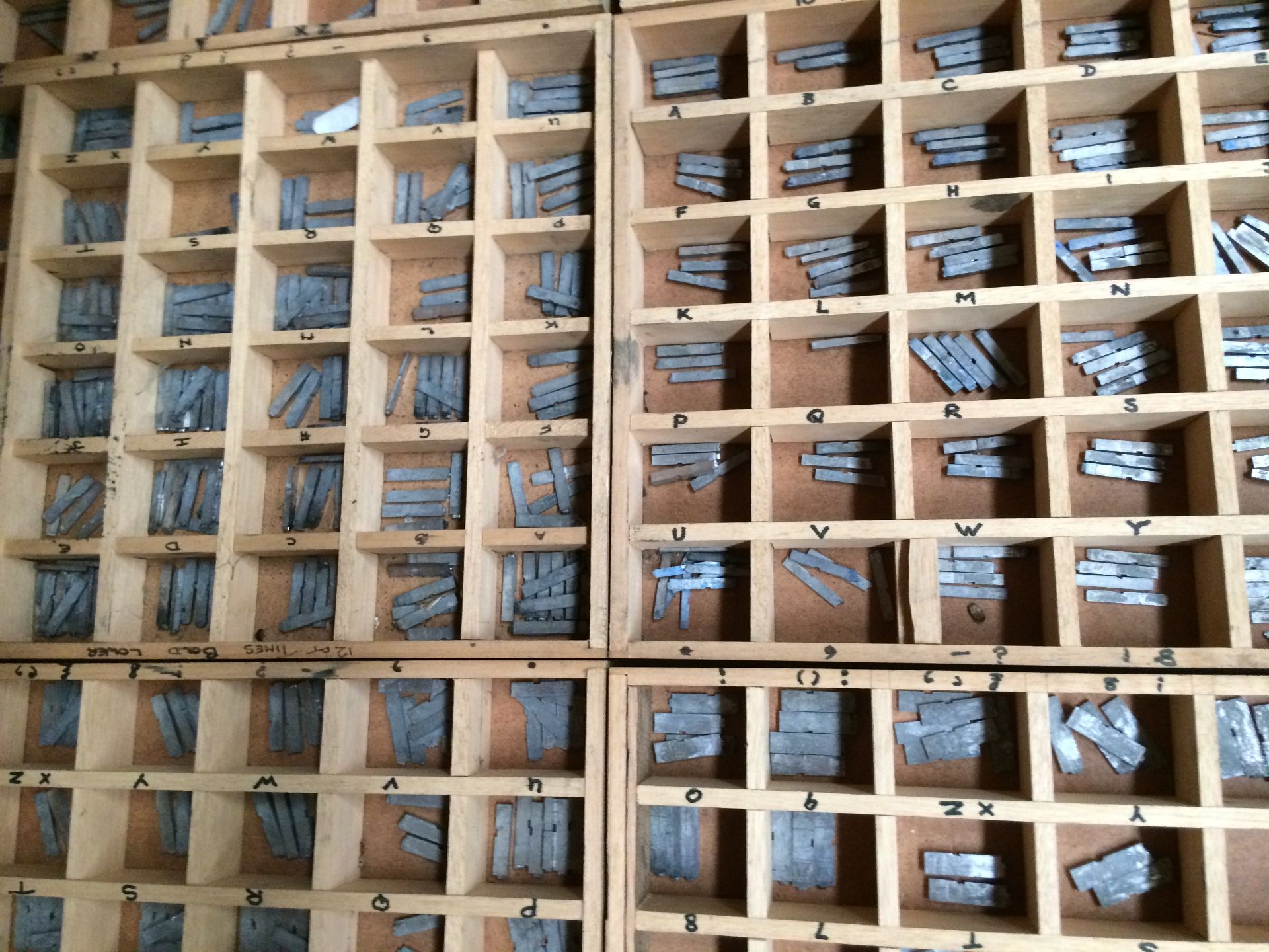 Contents to 17 trays - large quantity of metal type face for Adana printing machine - Image 6 of 6