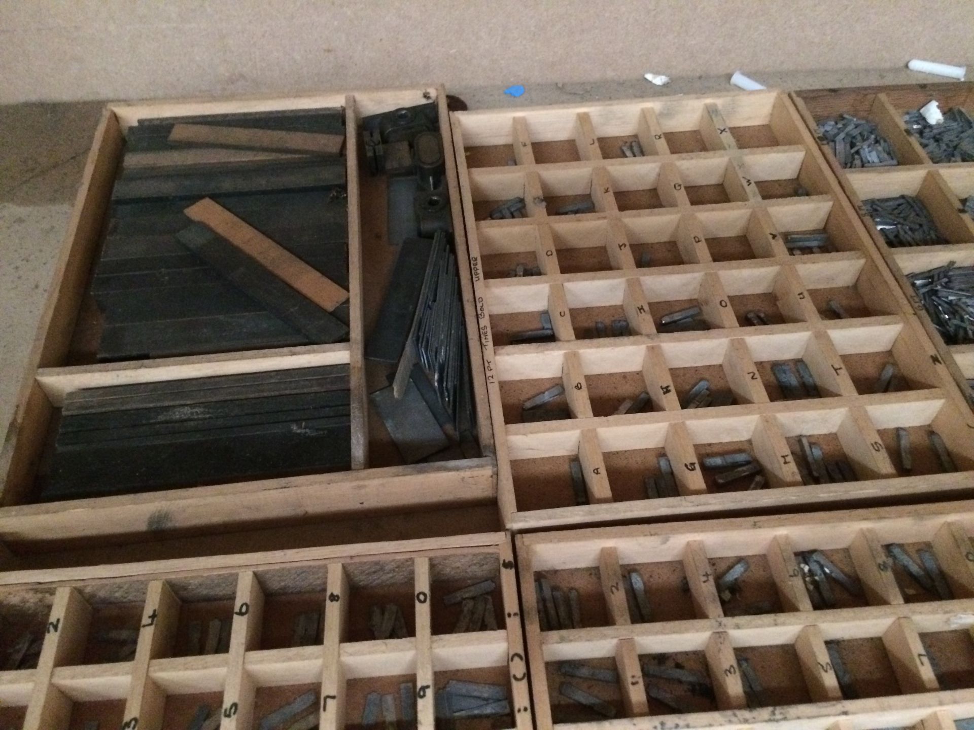 Contents to 17 trays - large quantity of metal type face for Adana printing machine - Image 5 of 6