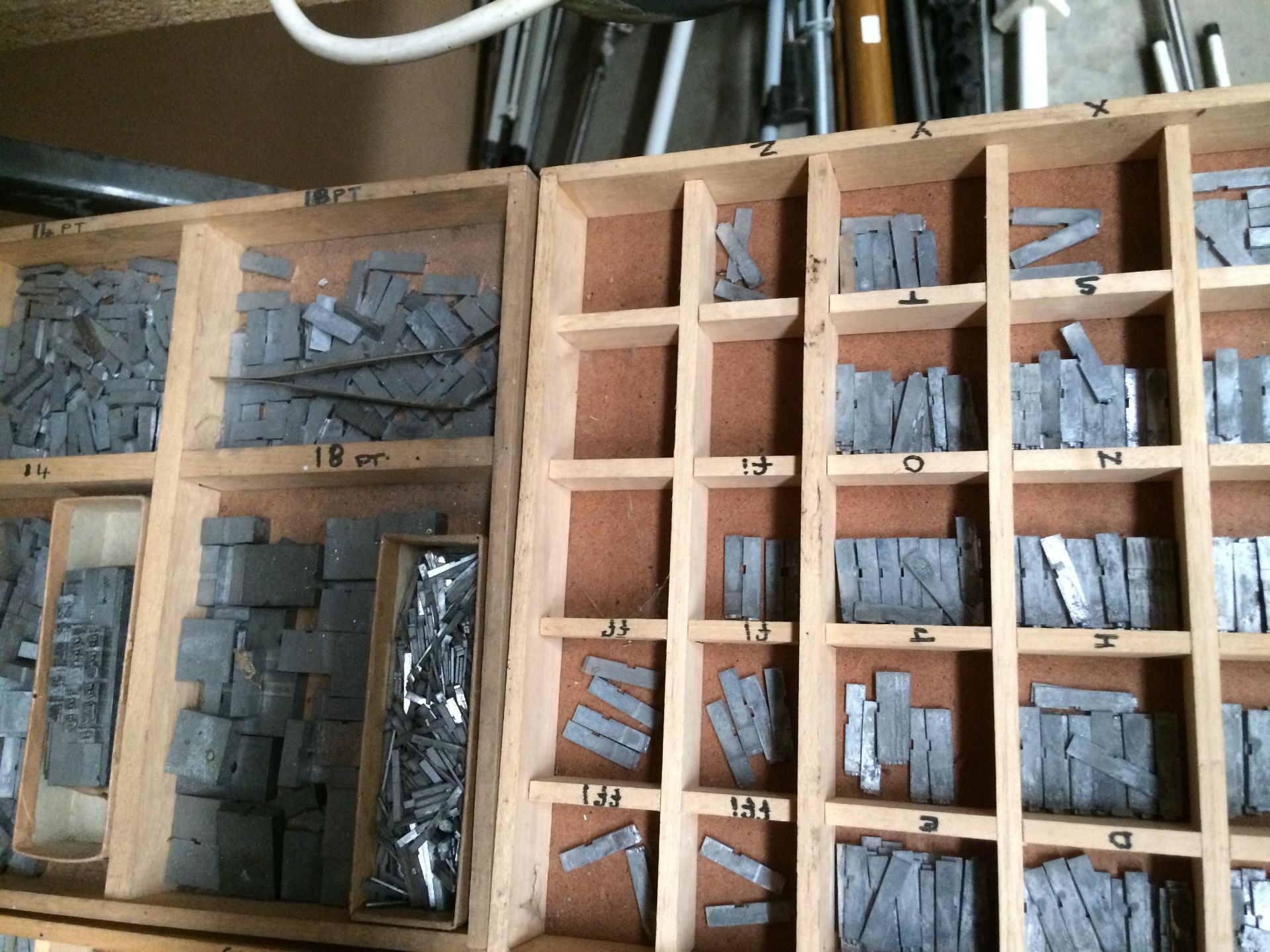 Contents to 17 trays - large quantity of metal type face for Adana printing machine - Image 3 of 6