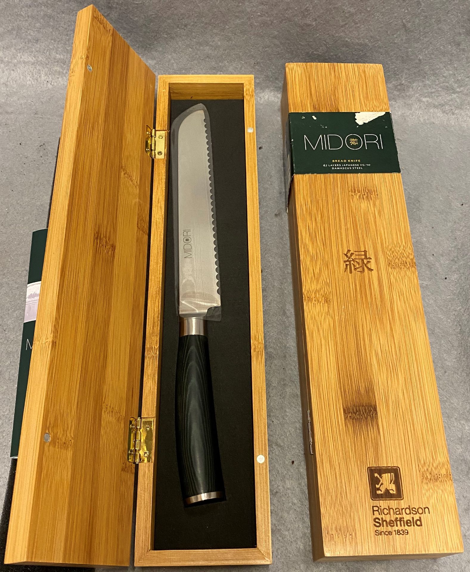 2 x Richardson Sheffield Midori 67 layer Japanese VG-10 Damascus Steel bread knives in wooden