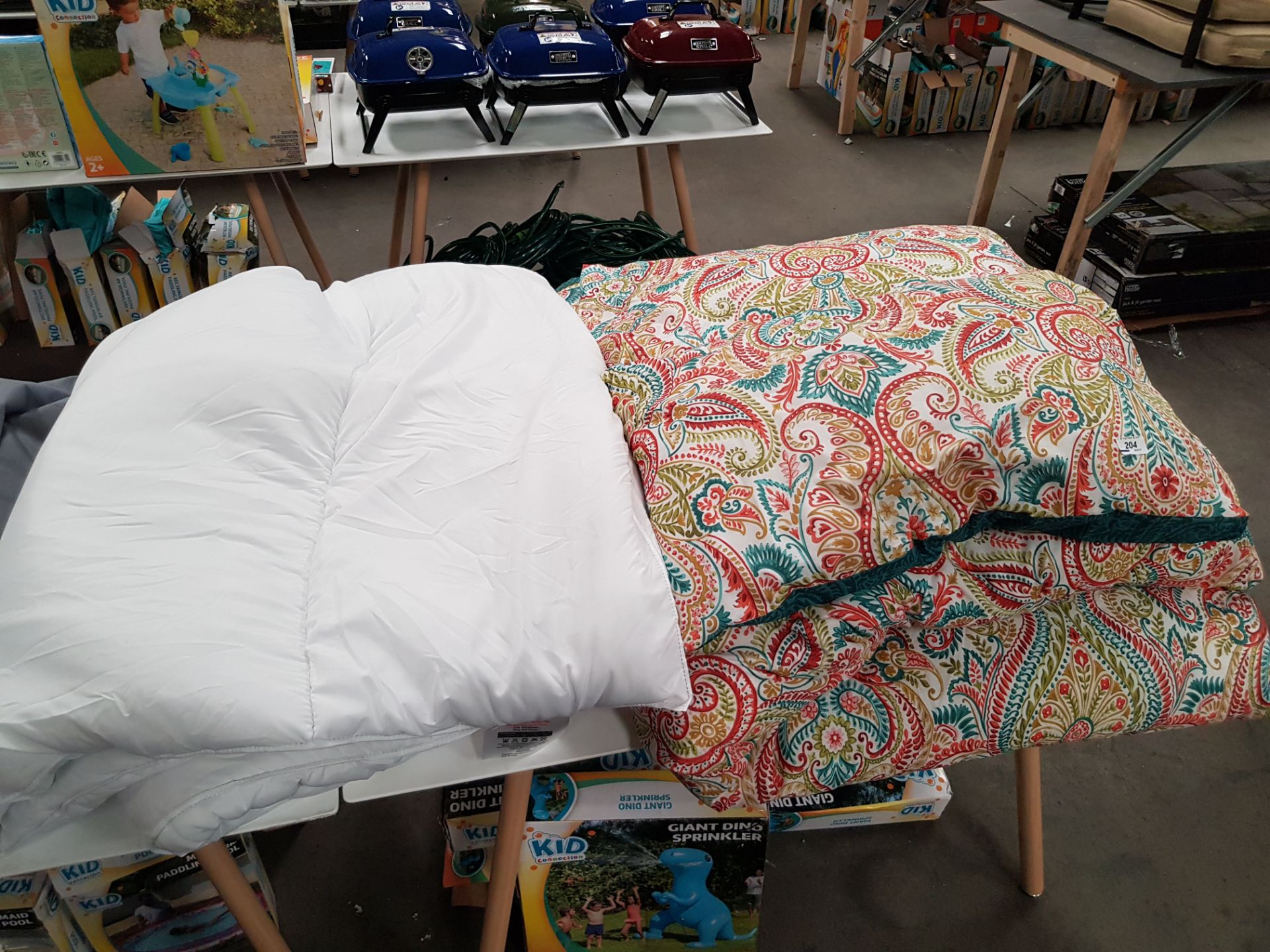 4 ITEMS – 2 X LARGE DUVETS, 2 X PILLOWS