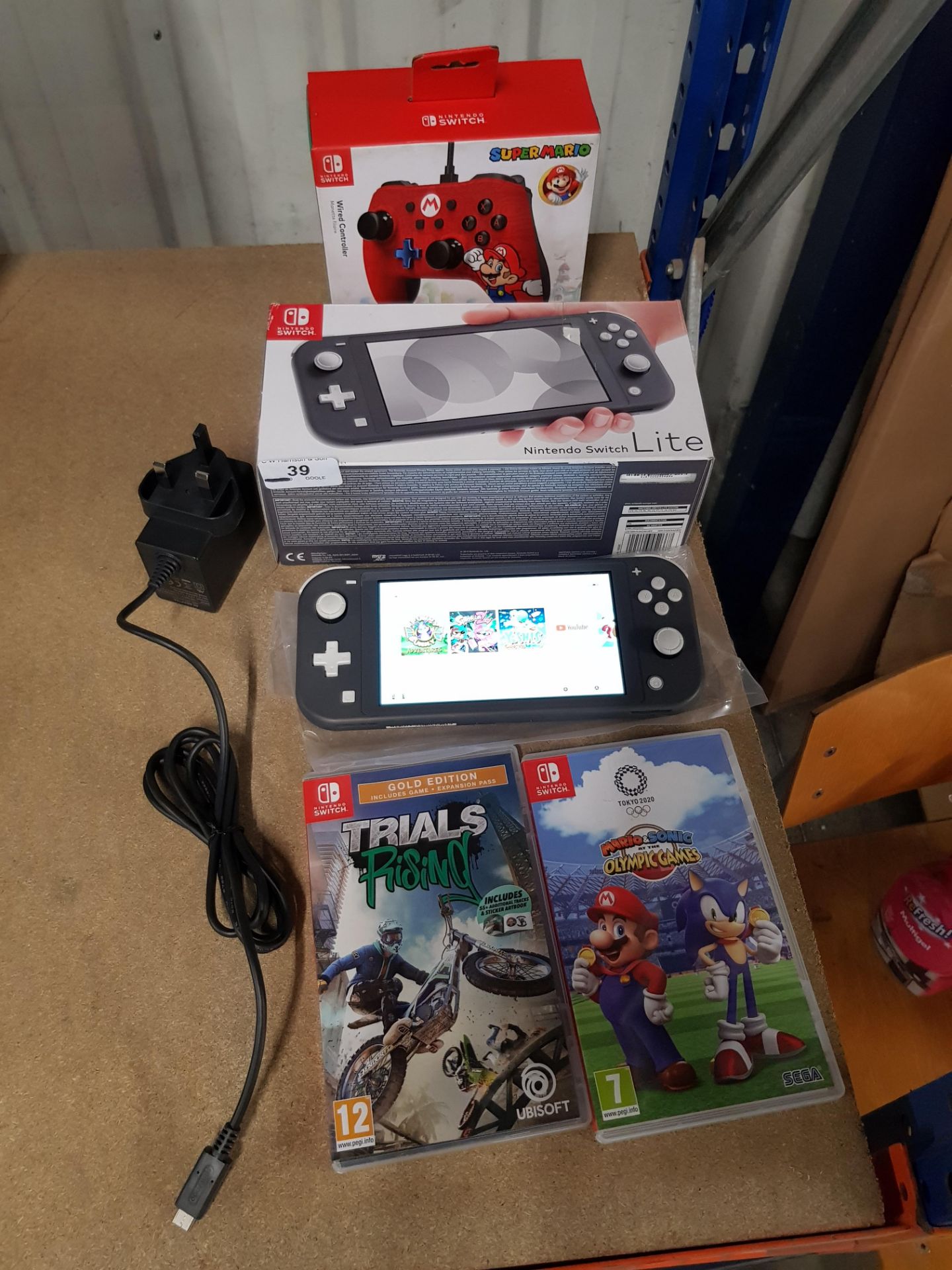 4 X ITEMS – 1 X NINTENDO SWITCH LITE (CO