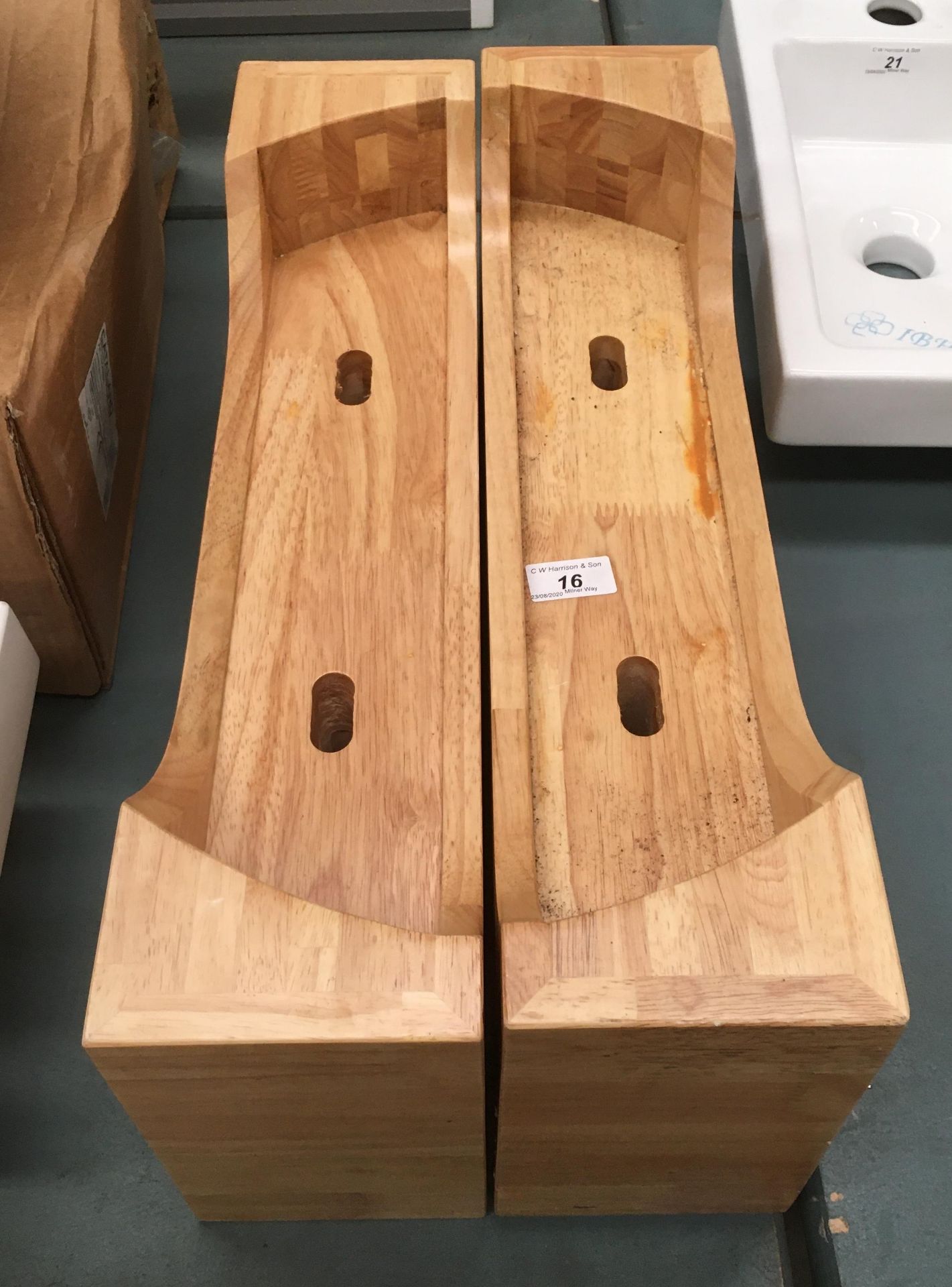 Free-standing solid wood bath supports