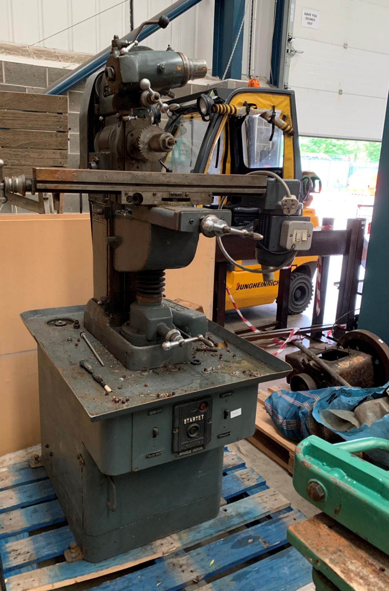 A CENTEC 2B MILLING MACHINE, 240v,