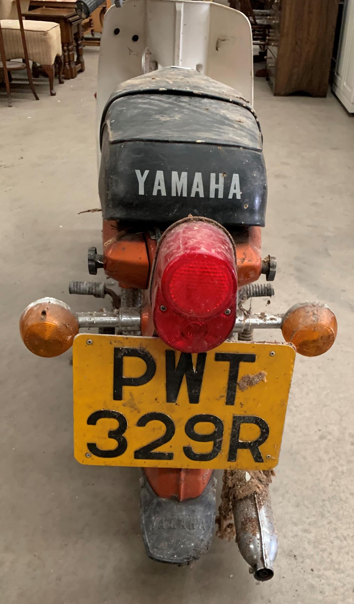 A GARAGE FIND - A YAMAHA V75 73cc AUTOMATIC AUTOLUBE MOTORBIKE - Petrol - Orange Registration No: - Image 4 of 9