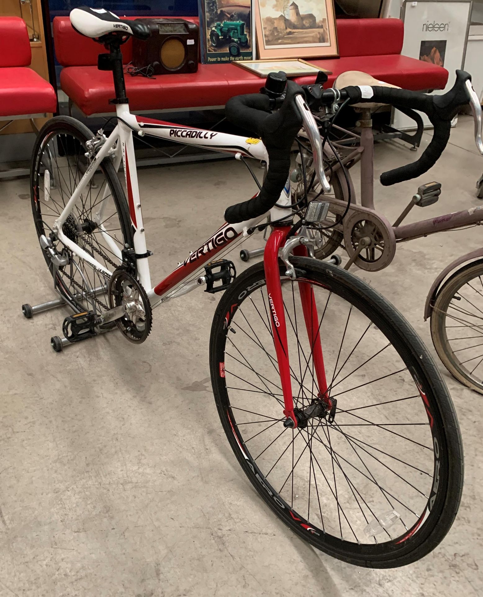 A Vertigo Picadilly gentleman's 14 speed racing bicycle in white and red