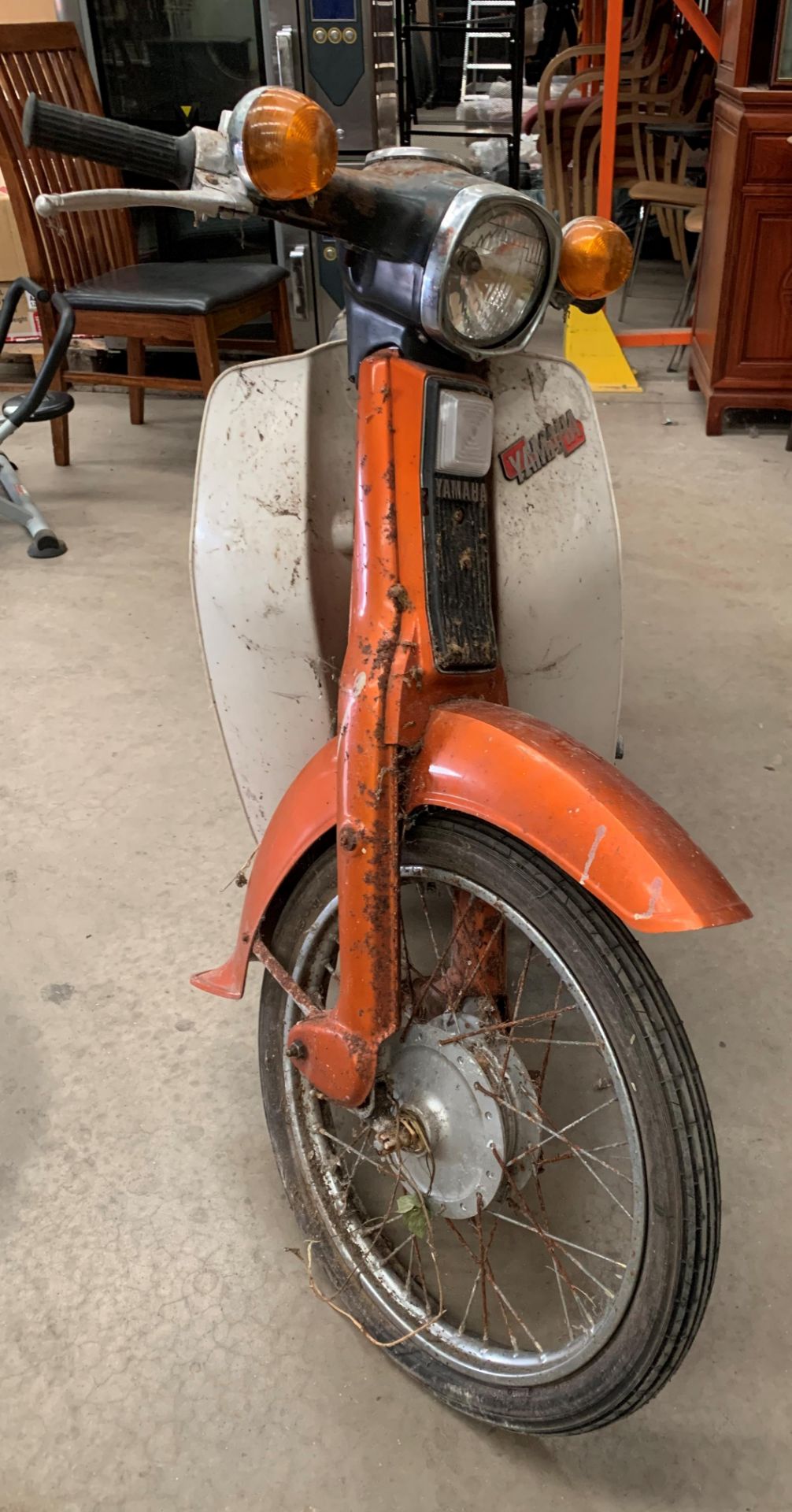 A GARAGE FIND - A YAMAHA V75 73cc AUTOMATIC AUTOLUBE MOTORBIKE - Petrol - Orange Registration No: - Image 5 of 9