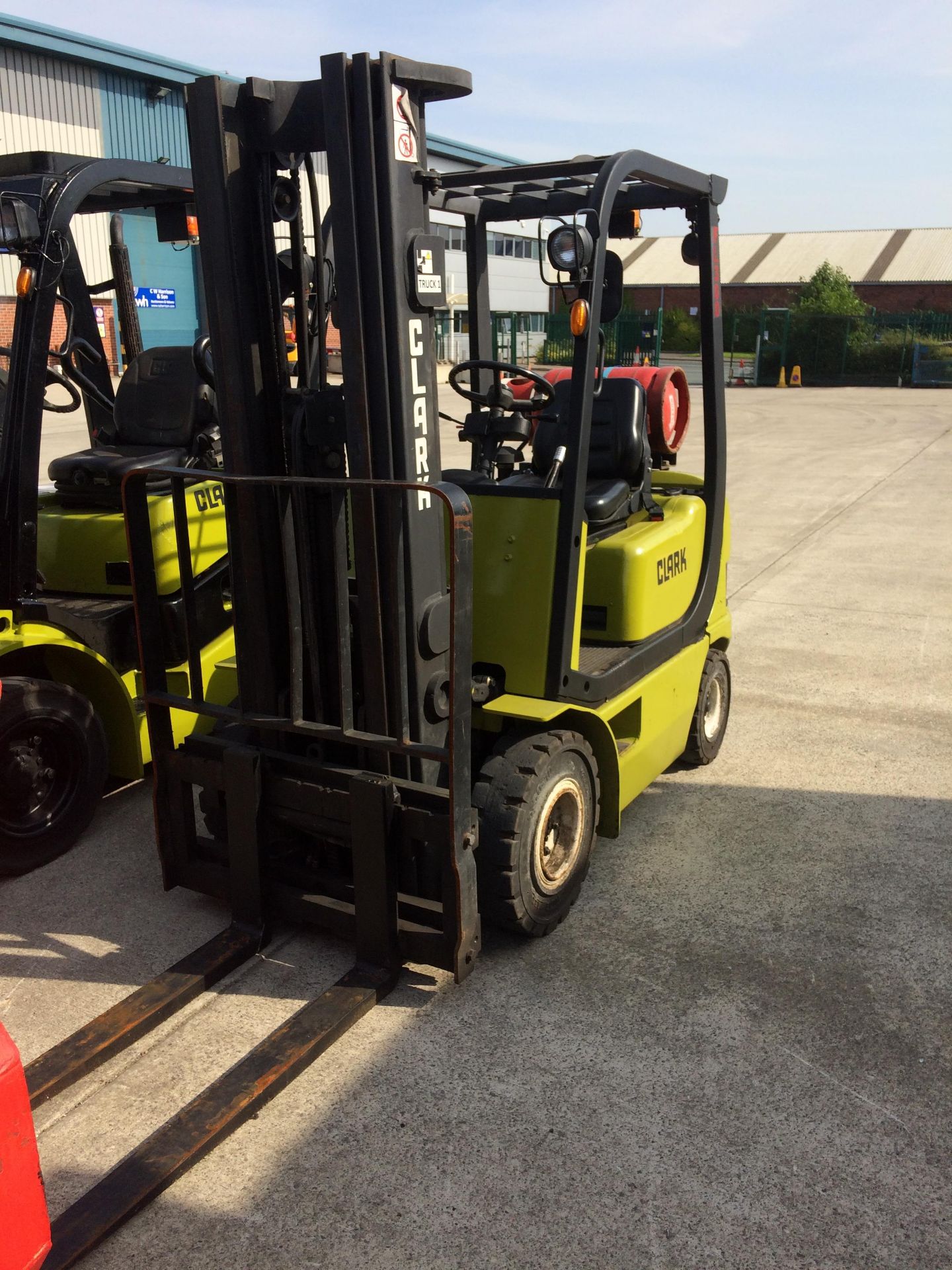 CLARK CMP-15L gas forklift truck with sideshift Serial No: CMPL-0514-9596KF Cap: 1500kg Hours: - Image 5 of 7