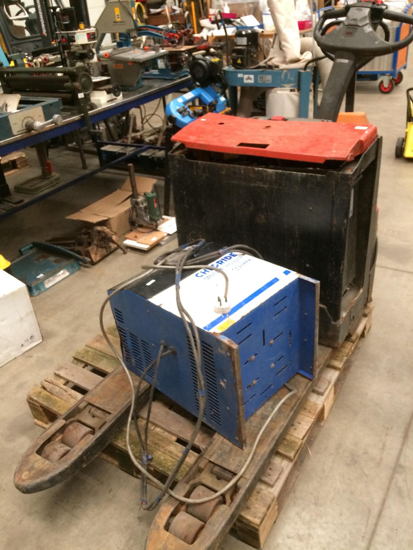 A BT LWE 20D walk behind electric pallet truck S/N 6143580, YOM 2011, - Image 4 of 4