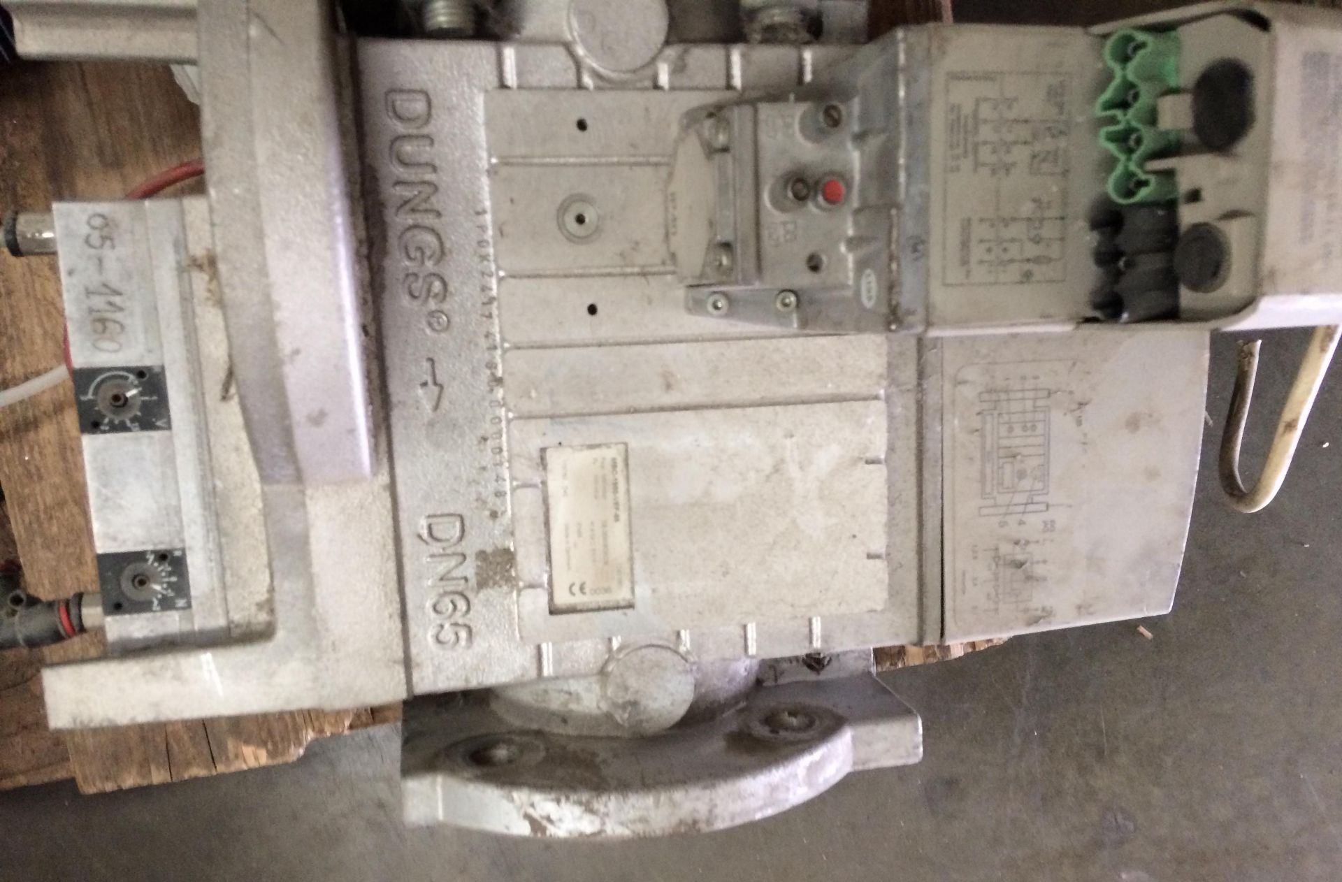 Contents to pallet, an industrial air valve system, - Image 2 of 3