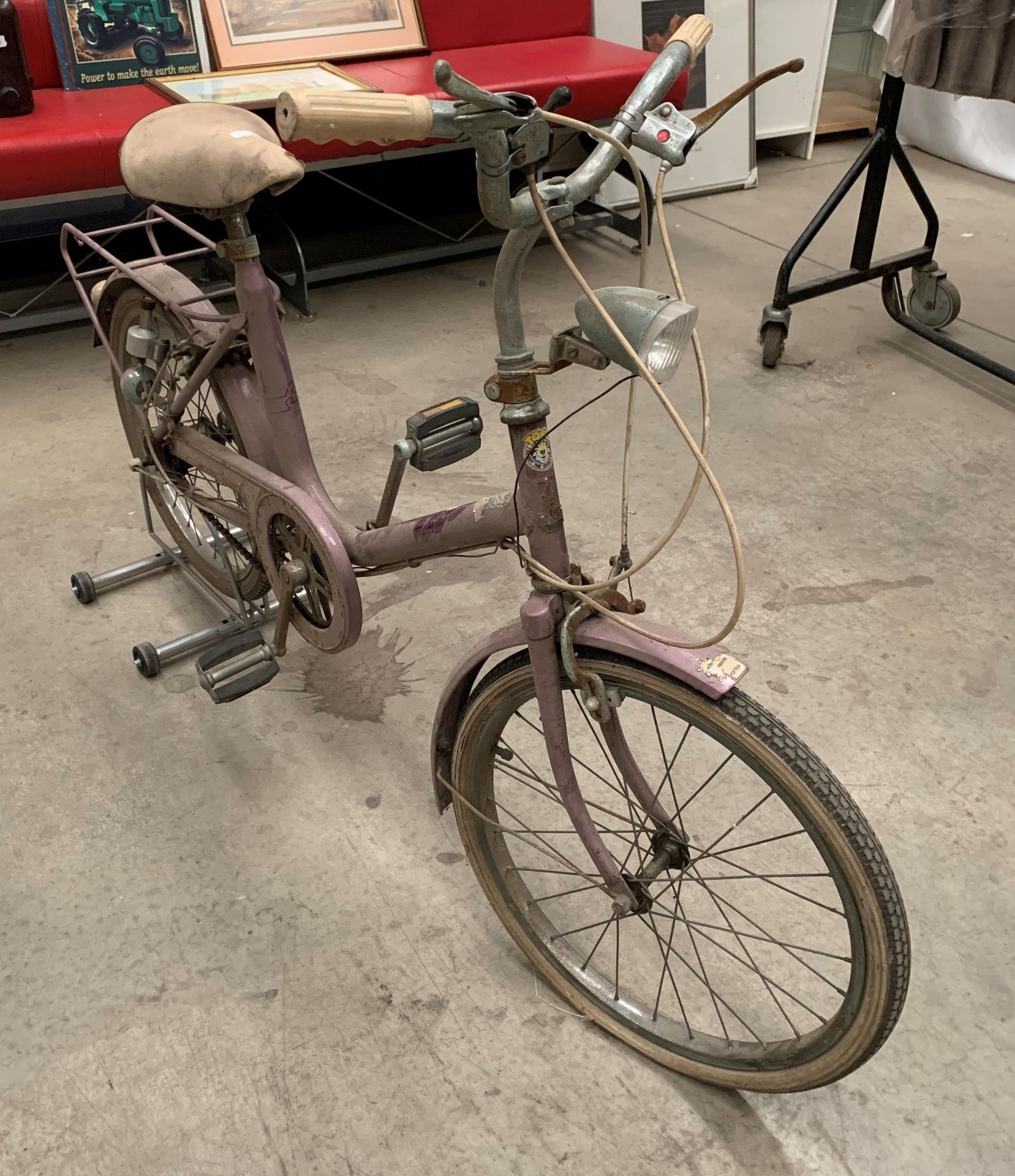 A Raleigh Saffron girl's bicycle in purple