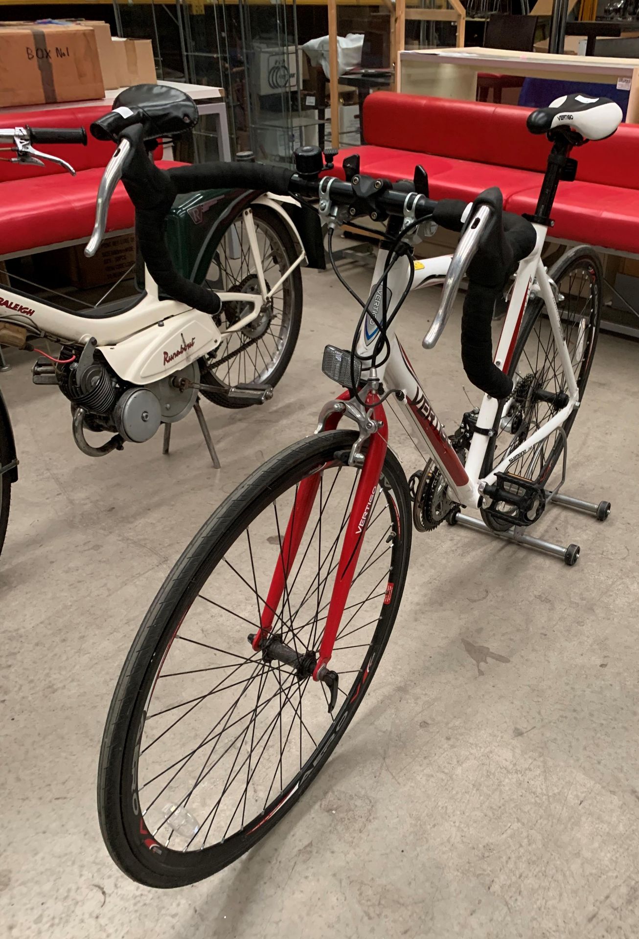 A Vertigo Picadilly gentleman's 14 speed racing bicycle in white and red - Image 2 of 2