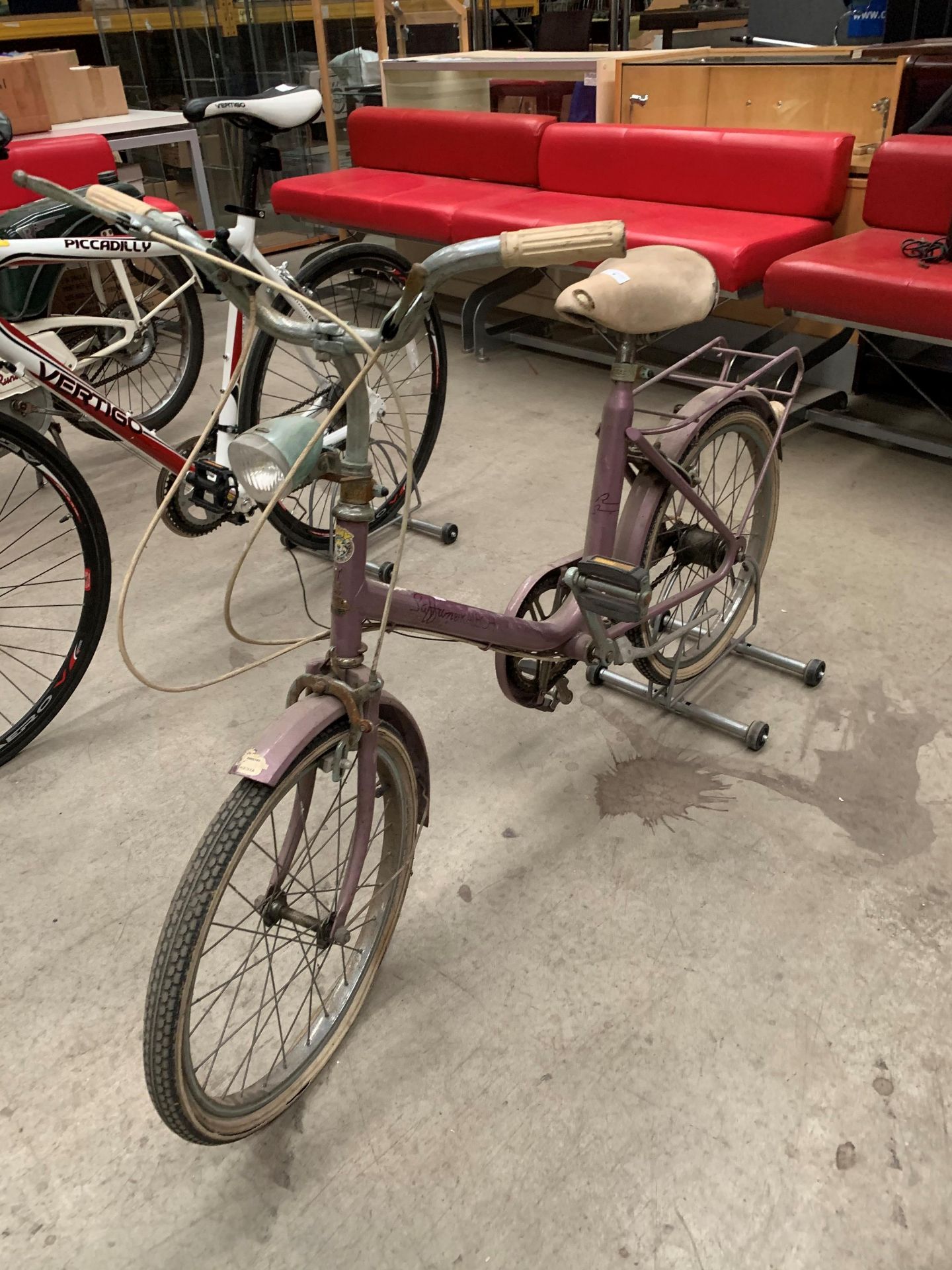 A Raleigh Saffron girl's bicycle in purple - Image 3 of 4