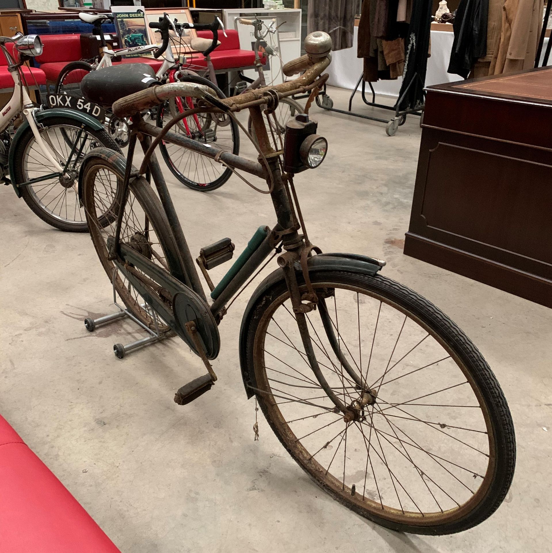 A gentleman's vintage bicycle by Raleigh - Image 2 of 2