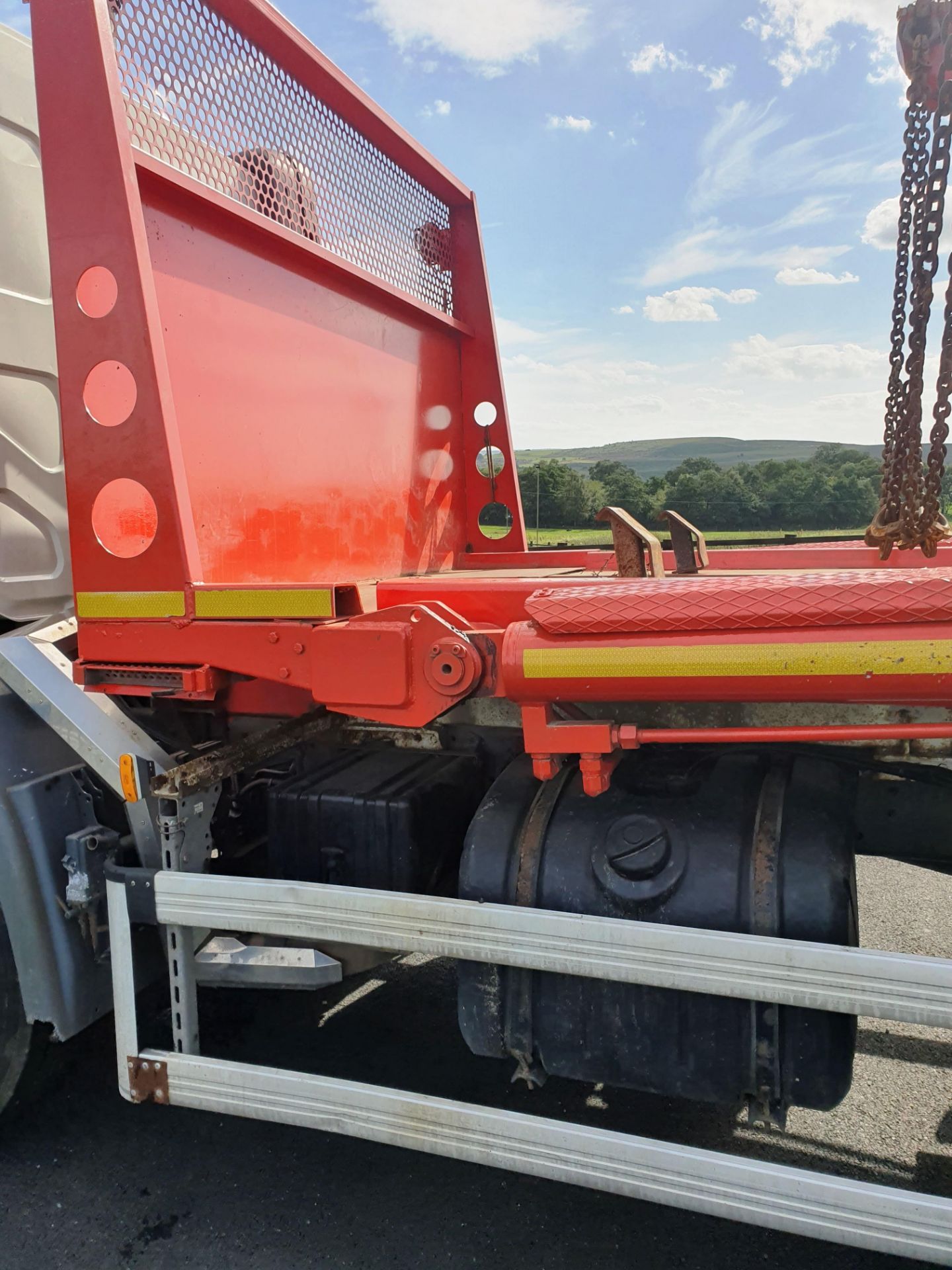 On instructions from a retained client DAF FA LF 220 SKIP LOADER (6700cc) - Diesel - - Image 8 of 20