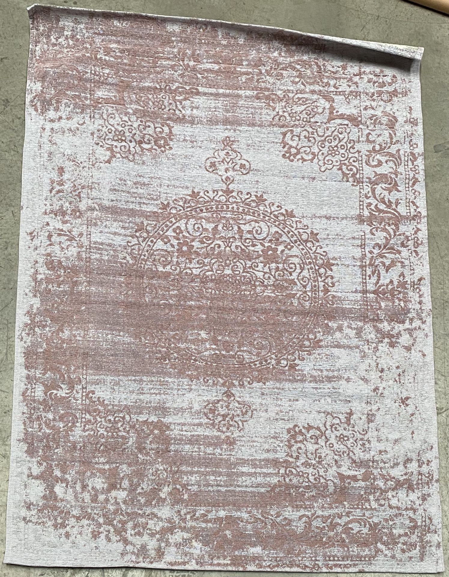 A Carina Collection pink and white rug - 160cm x 230cm