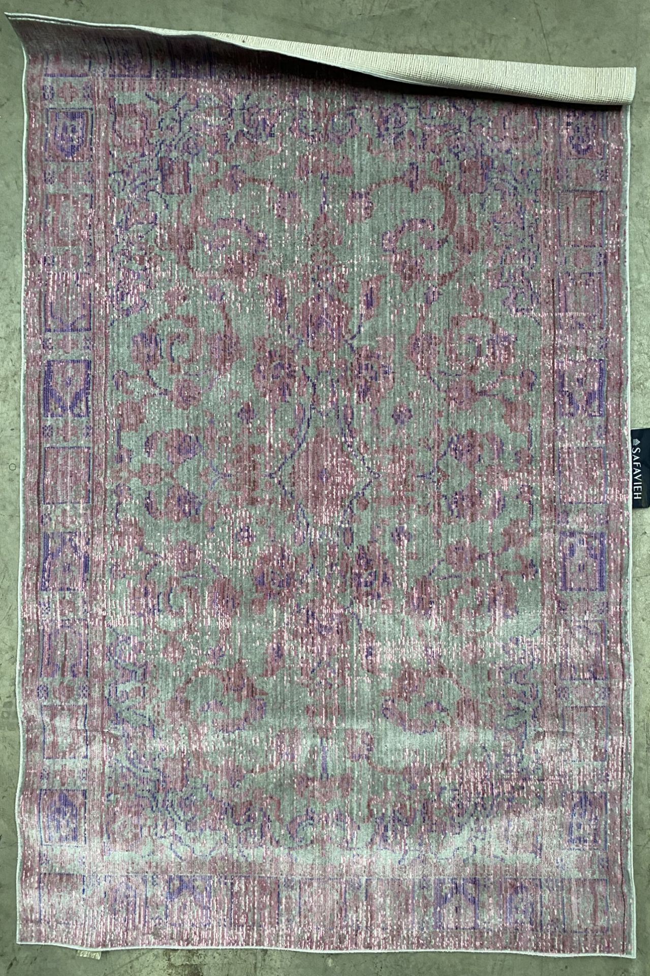 A Safavieh Valencia pink/multicoloured rug - 120cm x 180cm