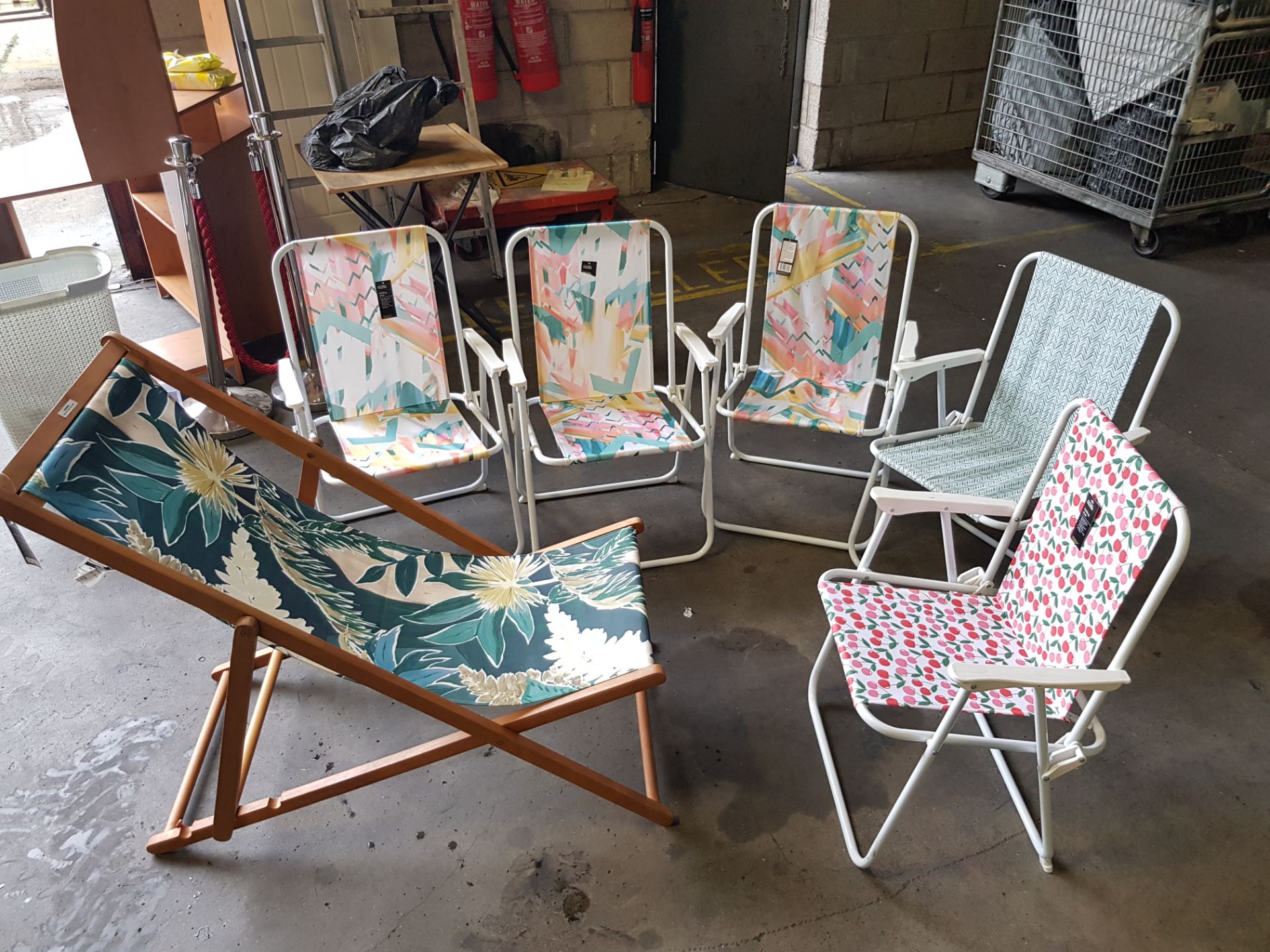 6 ITEMS – 5 X FOLDING CHAIRS & 1 X DECKCHAIR