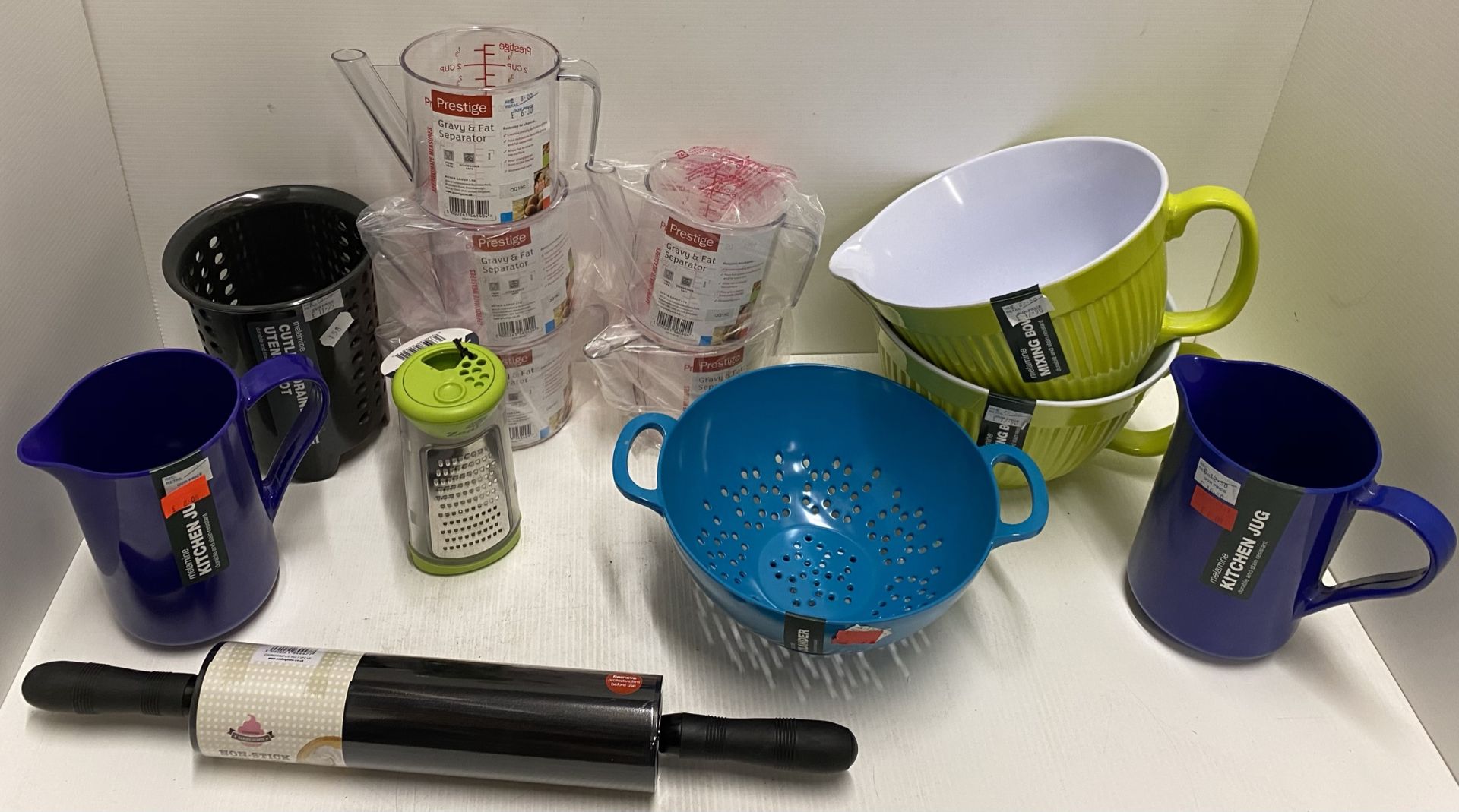 13 x assorted items - Zeal melamine mixing bowls, jugs and colanders, non stick rolling pin,