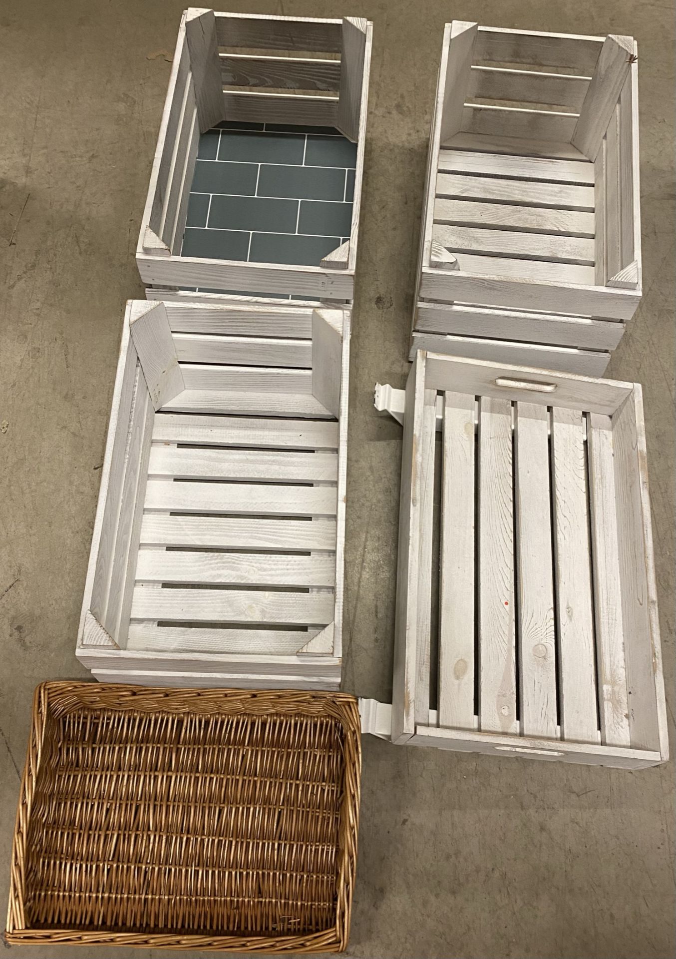 4 x assorted wooden crates/display trays and a wicker tray