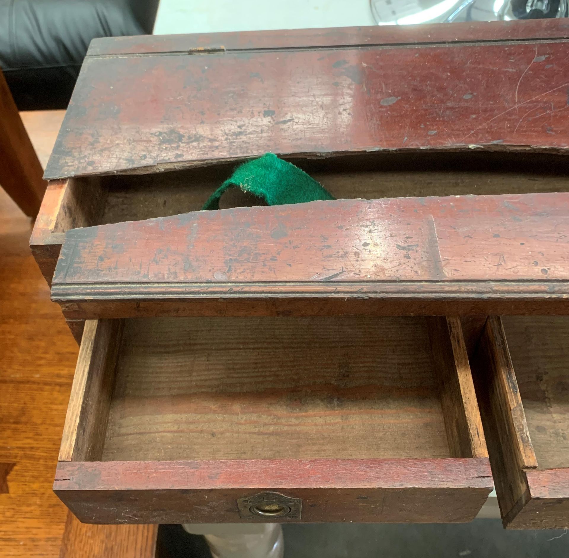 A long mahogany six drawer storage cabinet with lift top (please note top broken) 102 x 20 x 22cm - Image 3 of 7