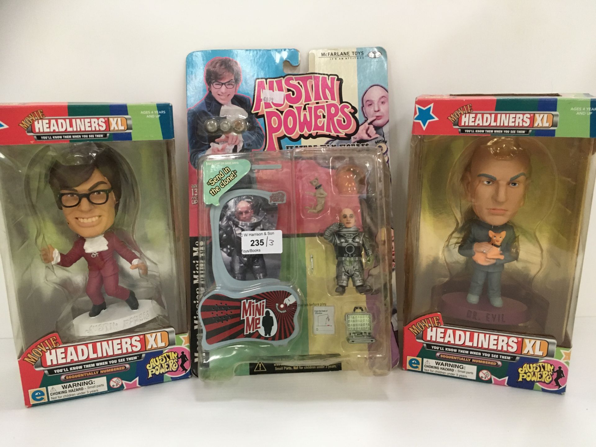 Two Movie Headliners XL Austin Powers and Dr.