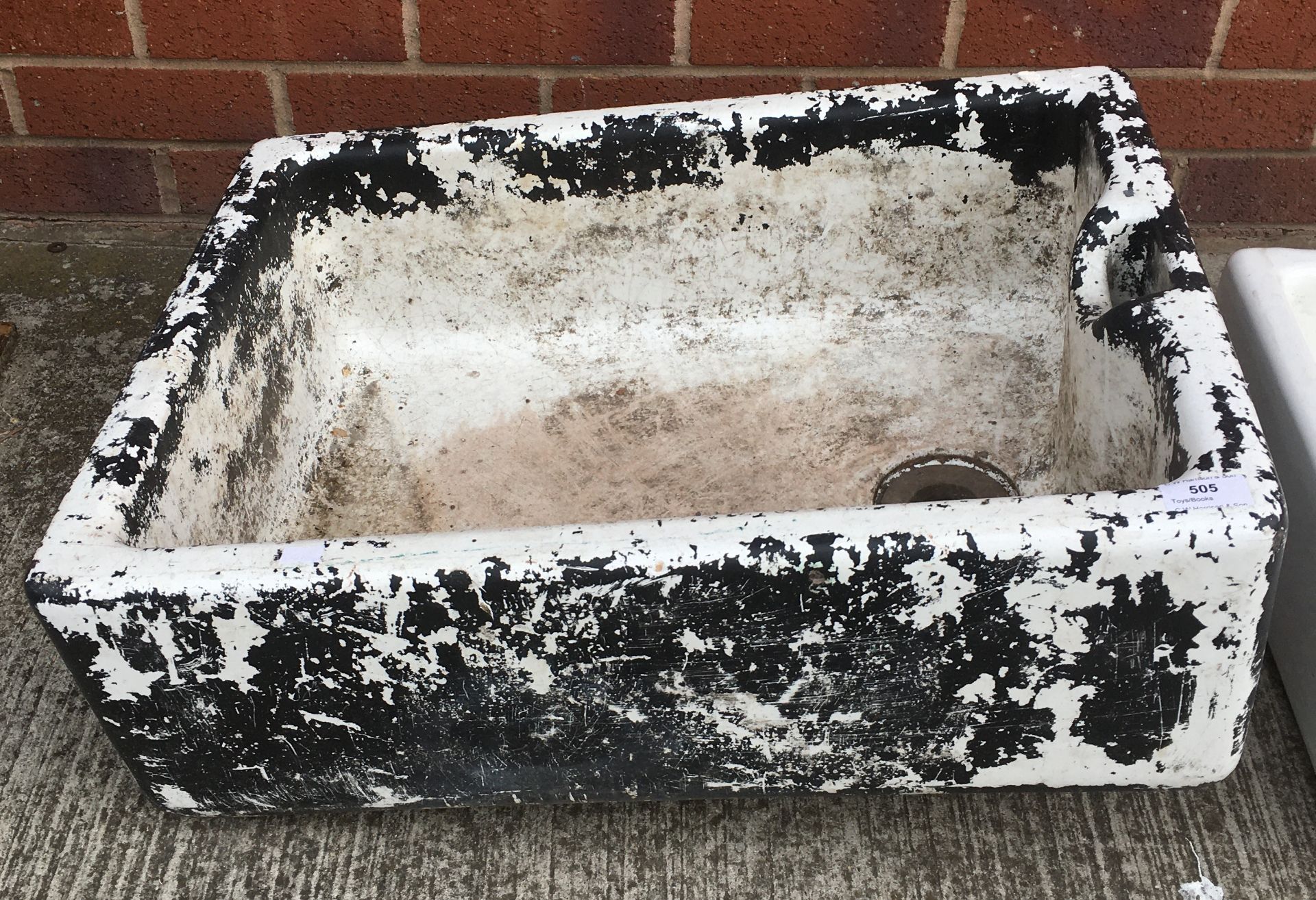 A white glazed black Belfast sink/planter 62 x 46 x 18cm deep