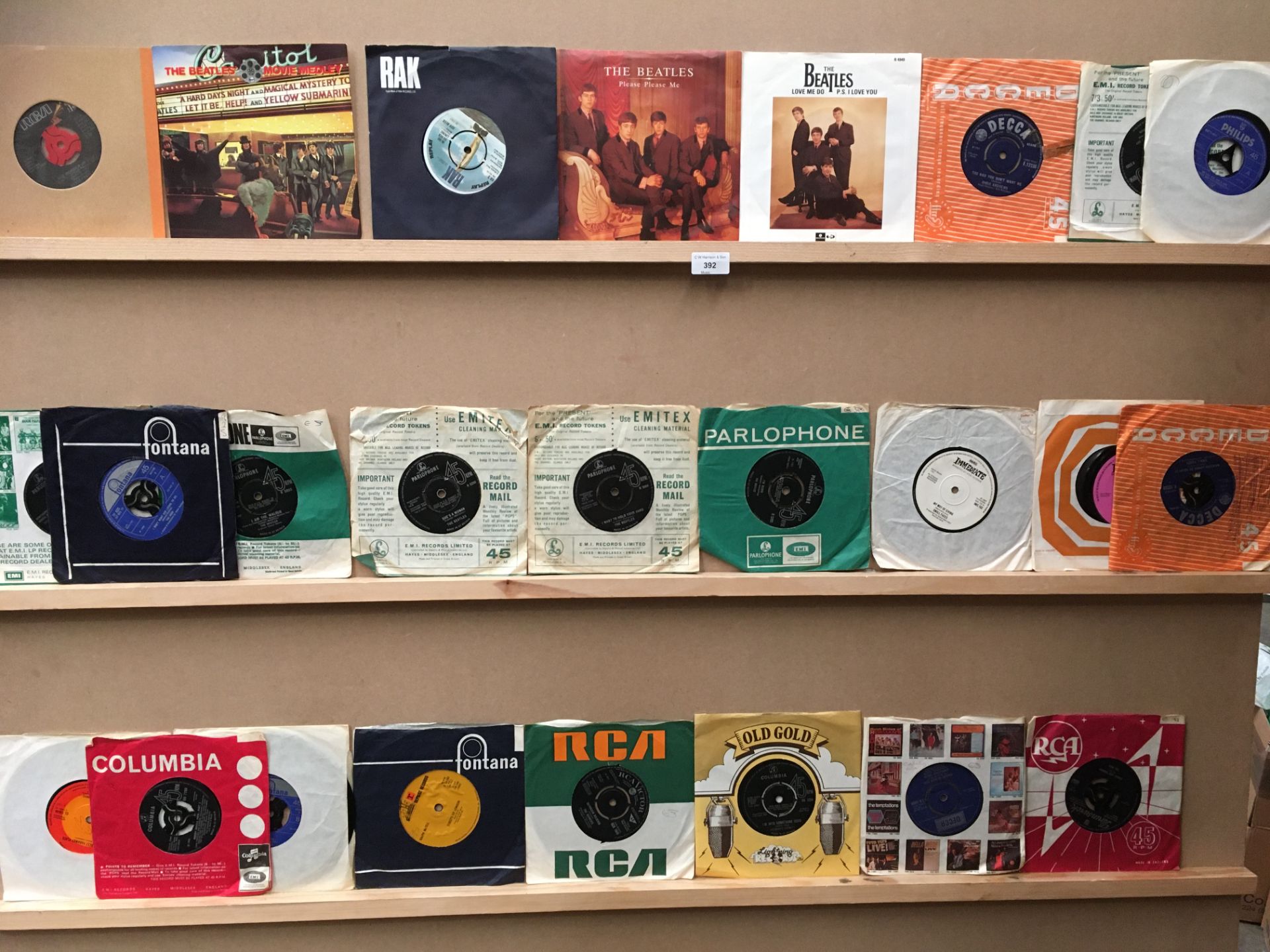 Contents to tray - a collection of 34 x 45rpm singles comprising a good mix of 60's bands including