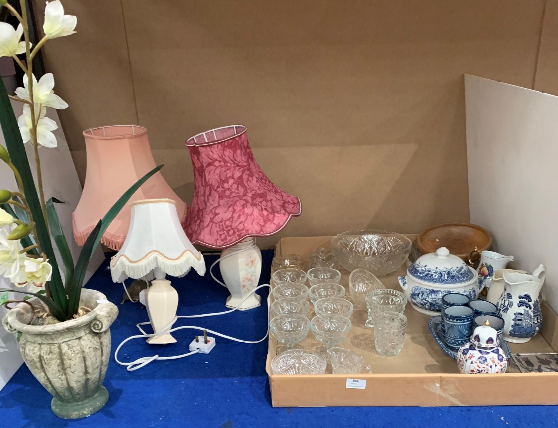 Contents to tray and side of tray - glass sundae dishes, willow pattern jugs, tureen, 3 table lamps,