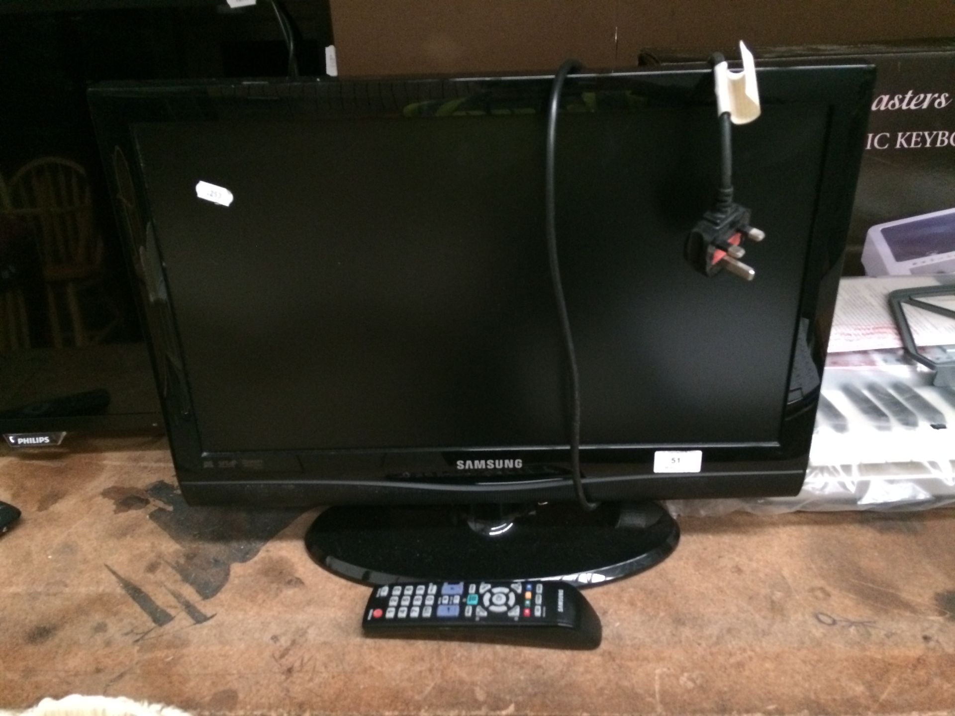 Samsung LE22C350D1W 22" LCD TV - remote control - Image 2 of 3