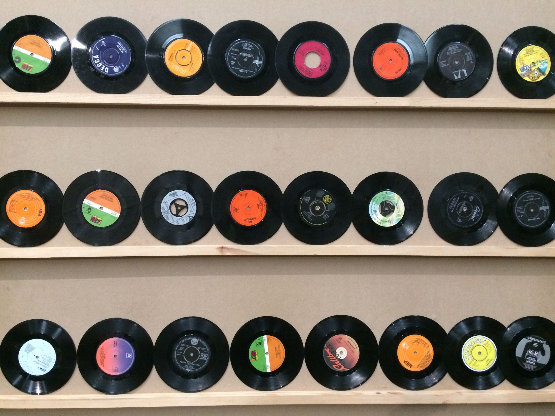 Approximately 115 x assorted 7" vinyl records, mainly 60s/70s/80s - Black Sabbath, Stone Roses,