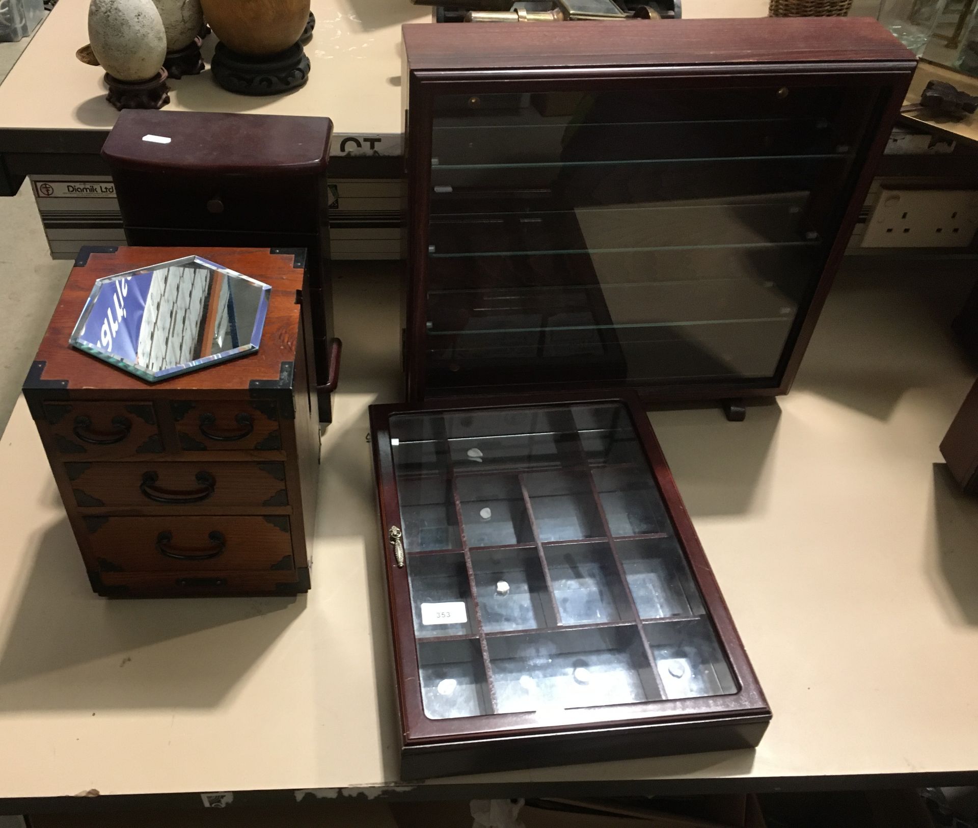 2 miniature chest of drawers and 2 display cabinets (4)