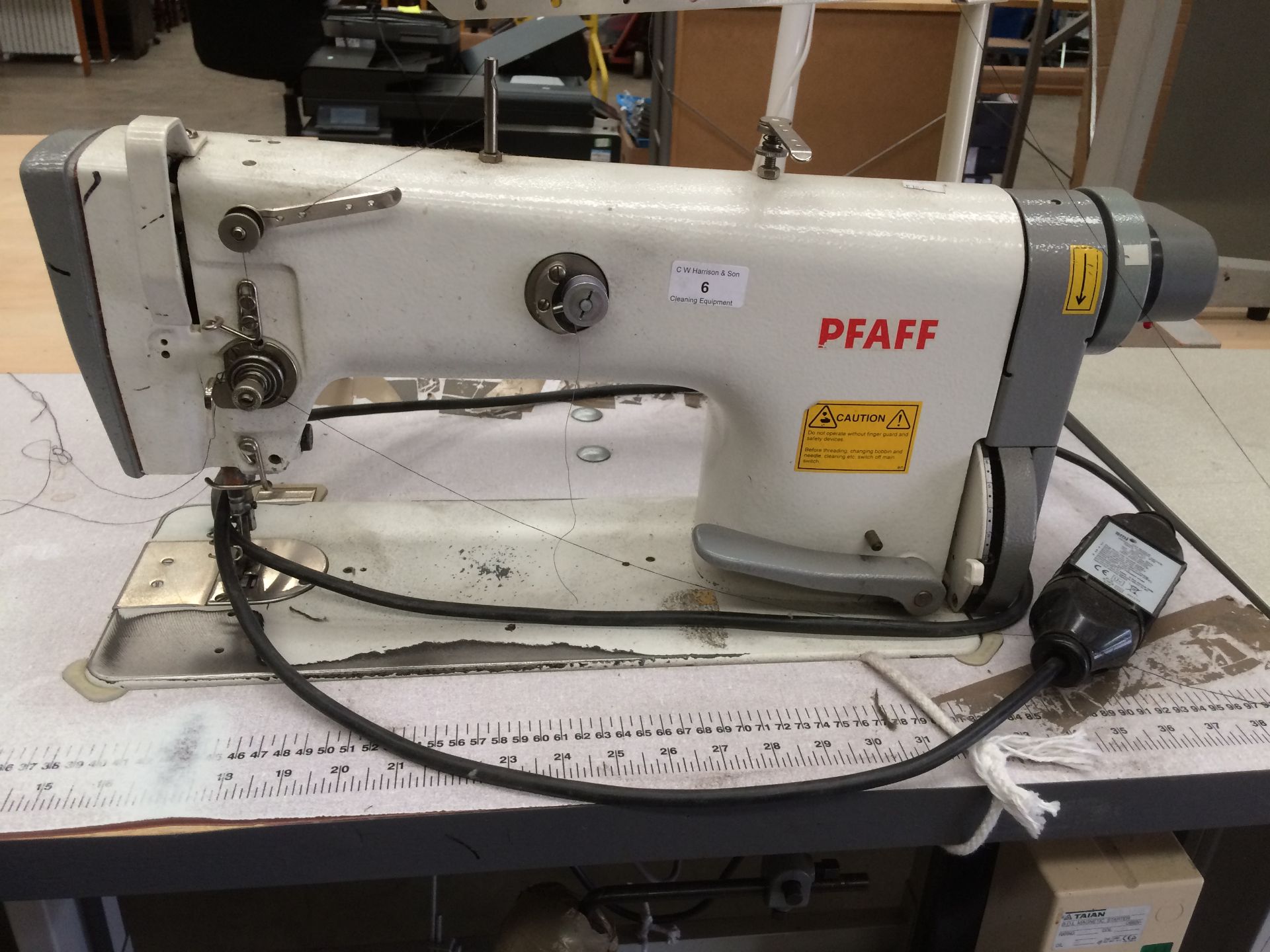 Pfaff single needle sewing machine on stand type 481-G-6/01-900/51-CSN s/n 02696125, - Image 2 of 3